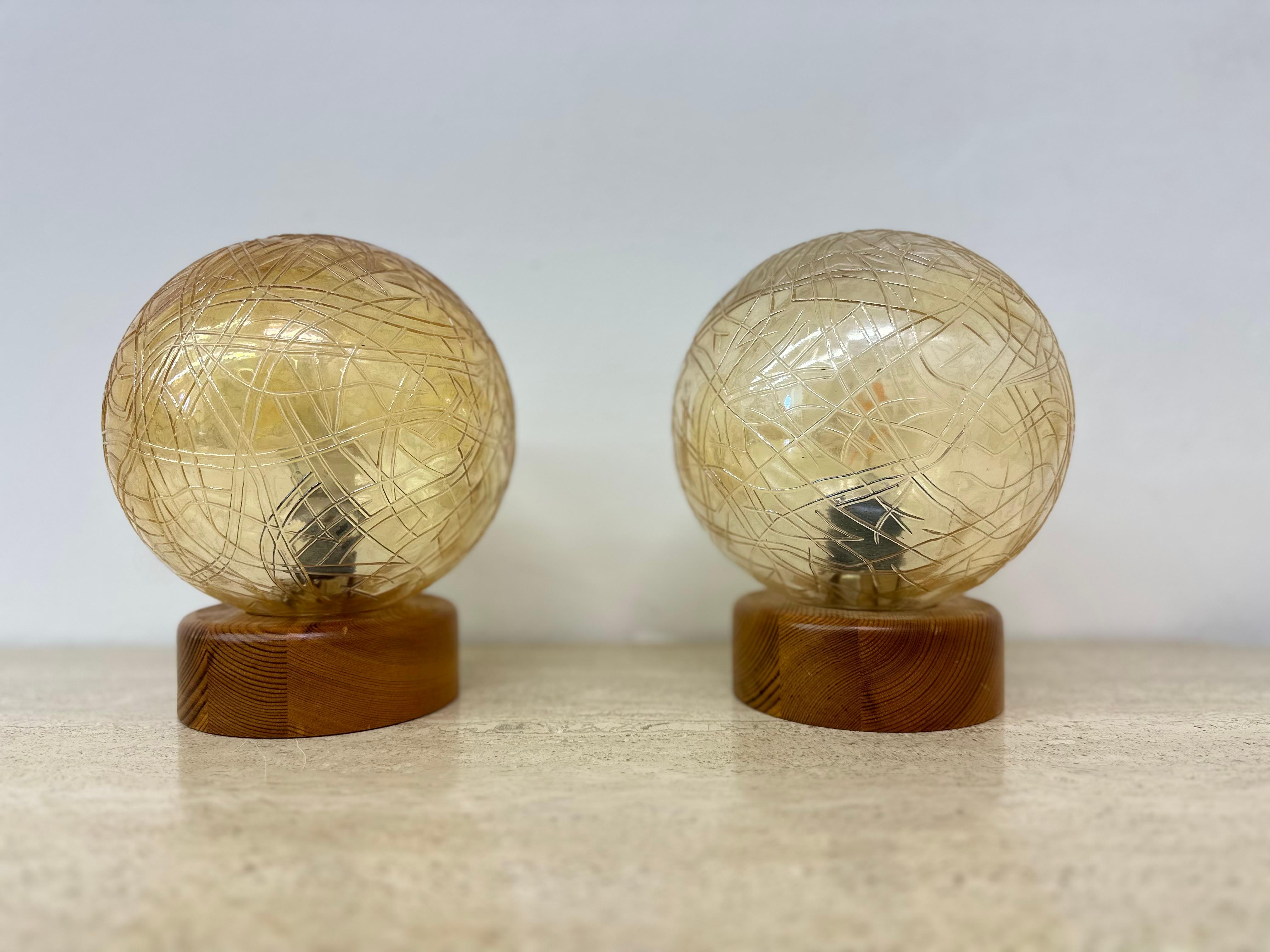 Ensemble de 2 lampes de table en verre et bois, années 1980 en vente 10