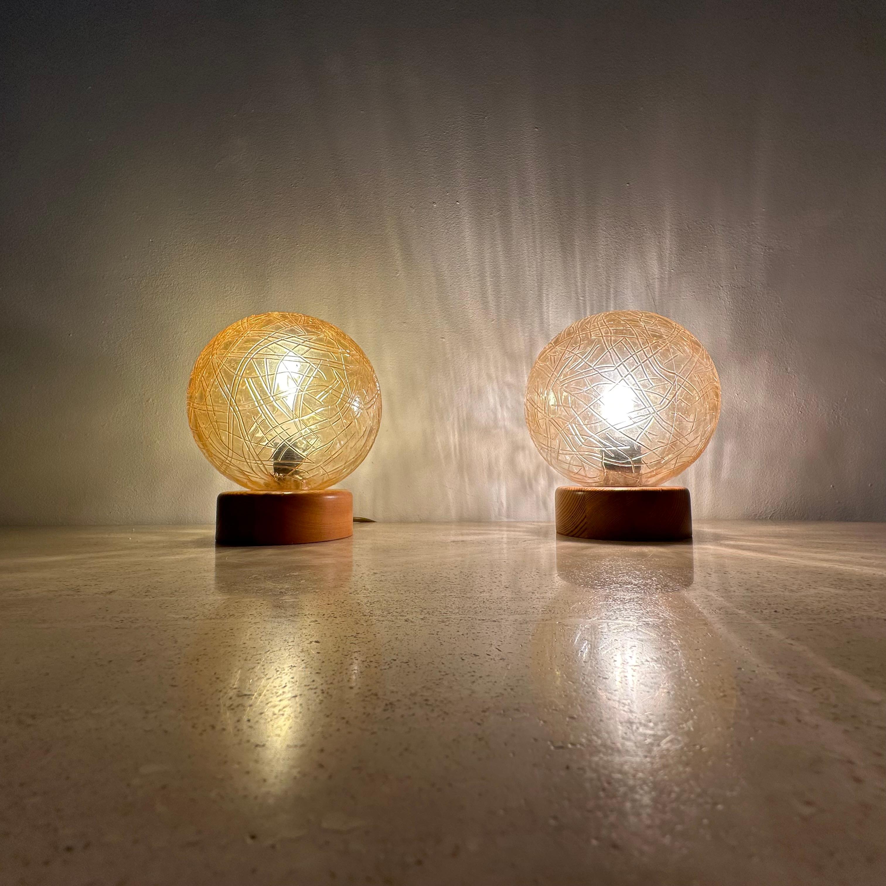 Mid-Century Modern Ensemble de 2 lampes de table en verre et bois, années 1980 en vente