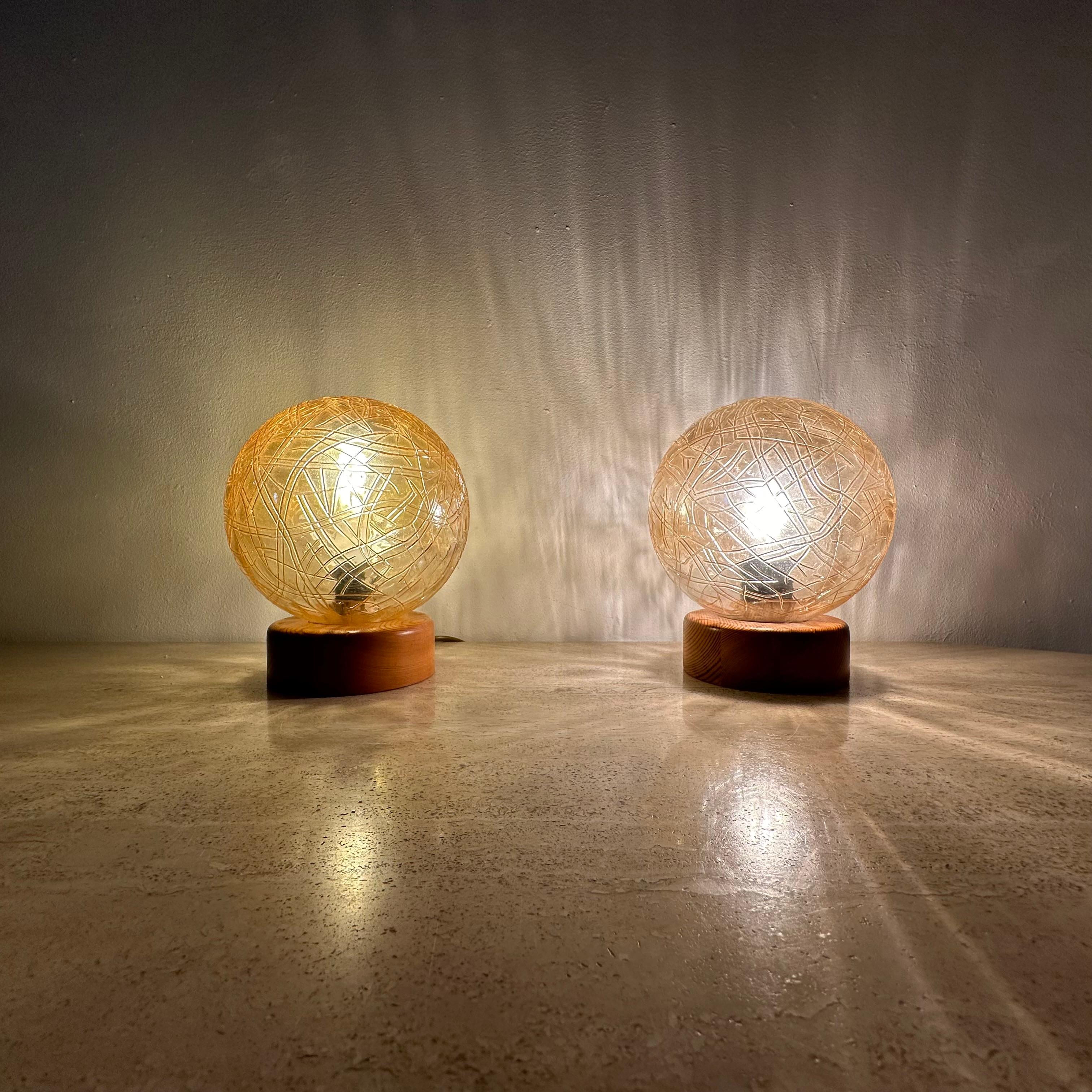 Allemand Ensemble de 2 lampes de table en verre et bois, années 1980 en vente