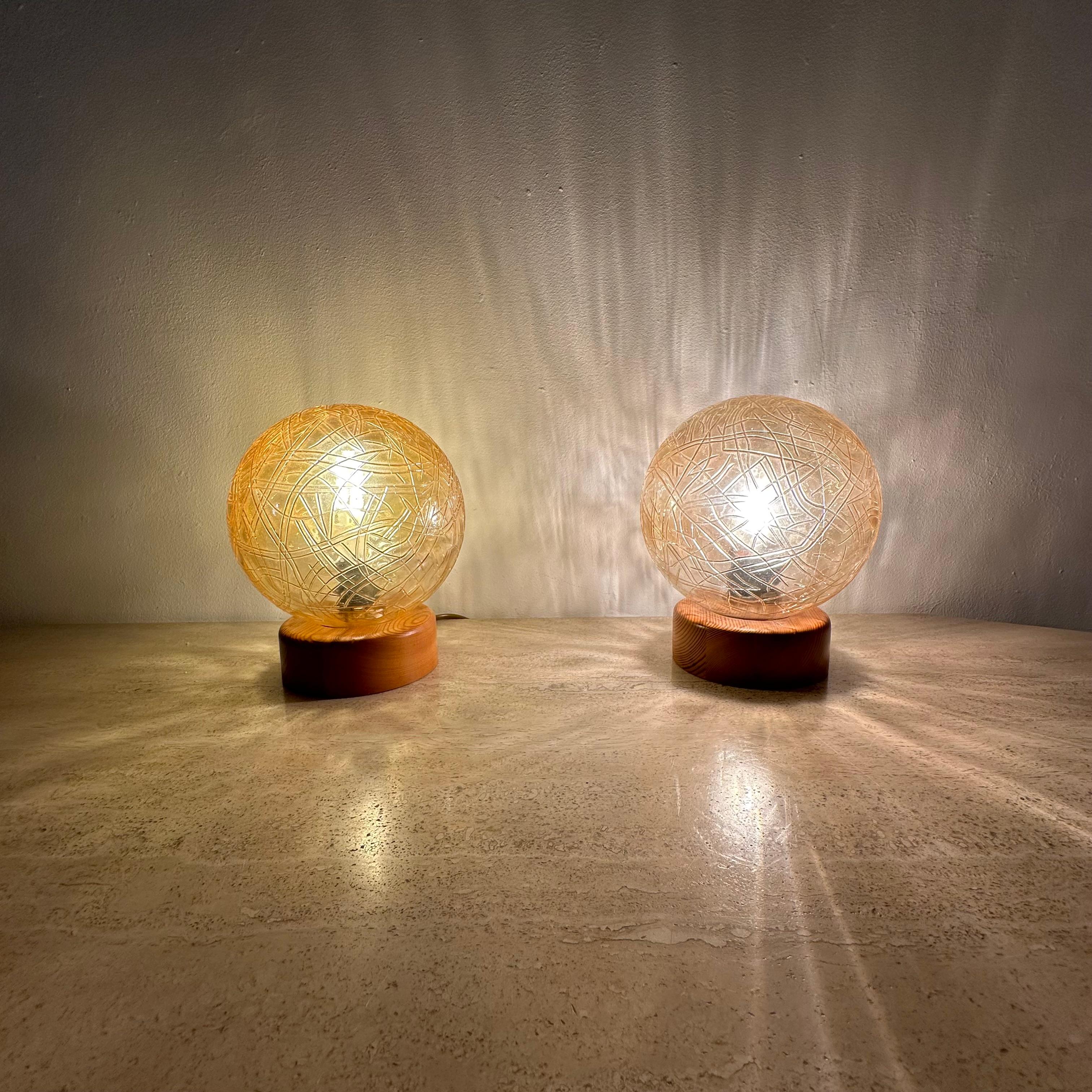 Ensemble de 2 lampes de table en verre et bois, années 1980 Bon état - En vente à Delft, NL