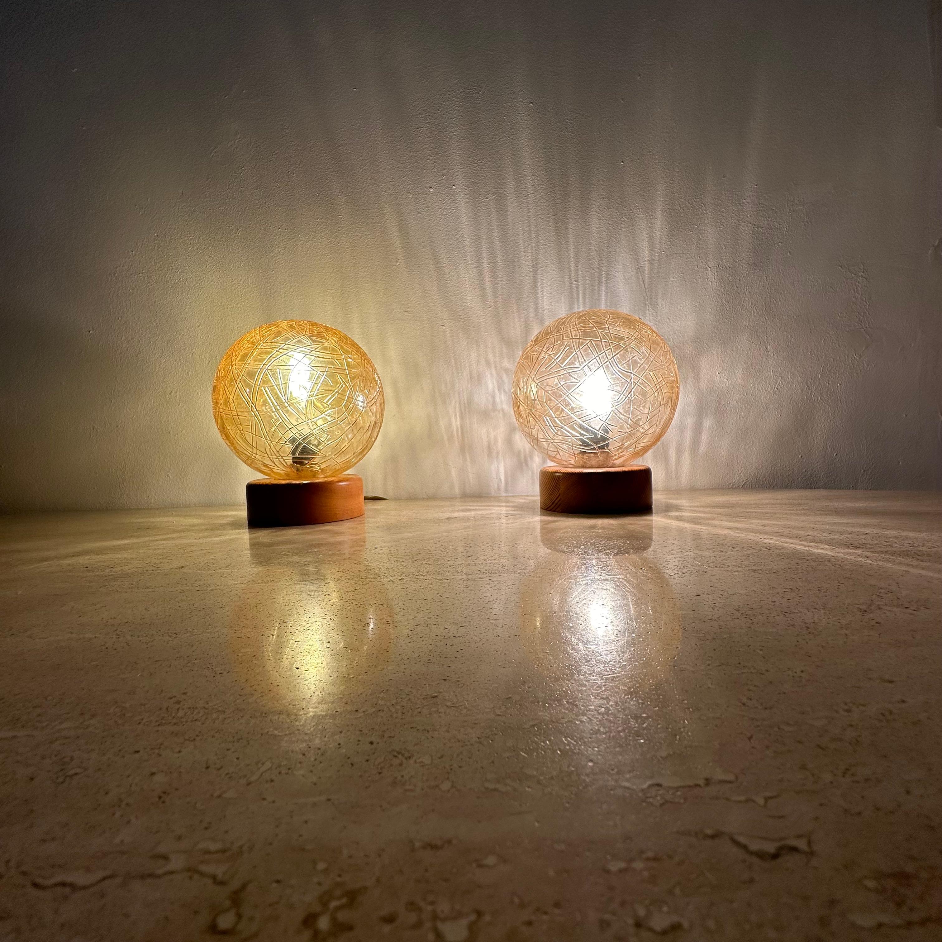 Fin du 20e siècle Ensemble de 2 lampes de table en verre et bois, années 1980 en vente