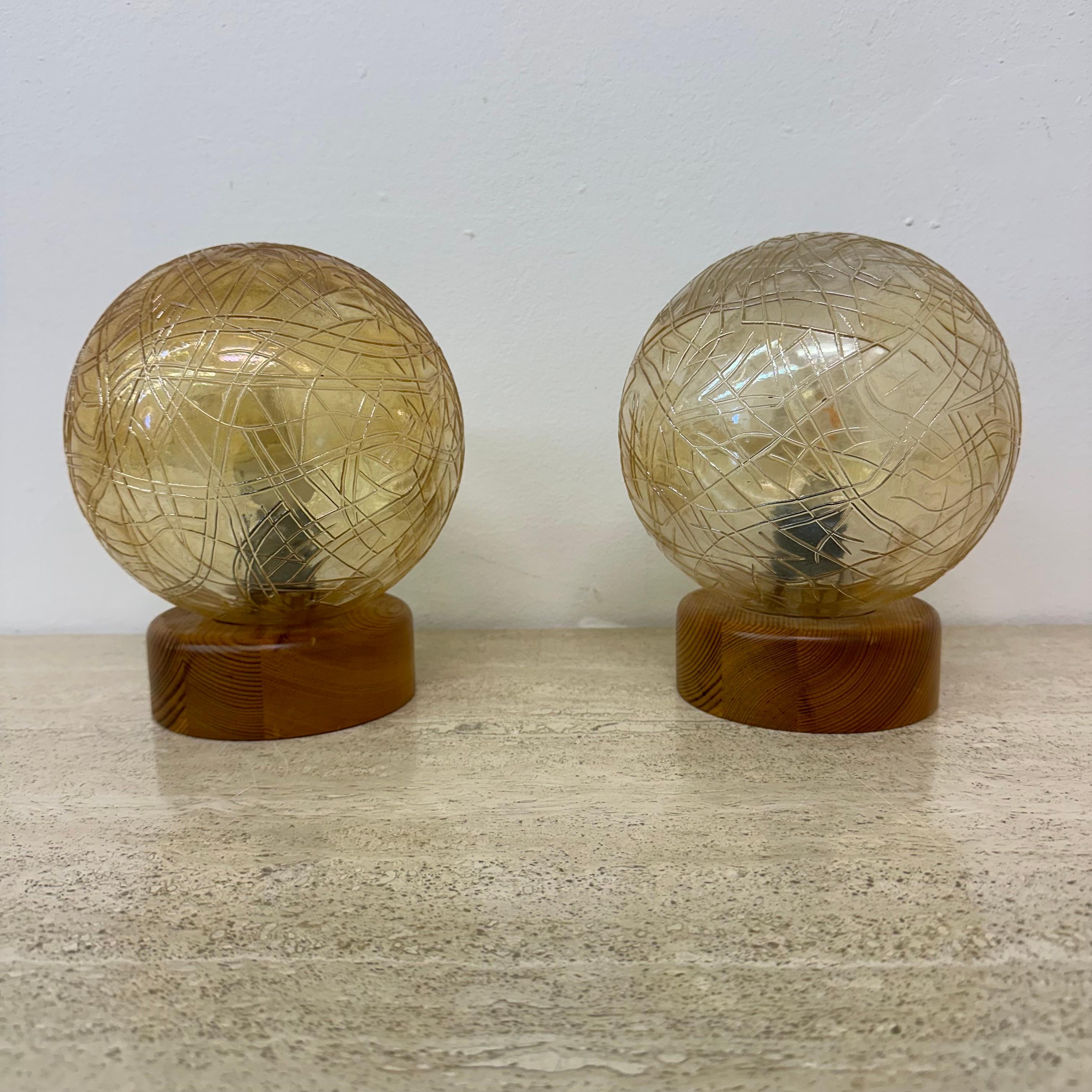 Ensemble de 2 lampes de table en verre et bois, années 1980 en vente 1