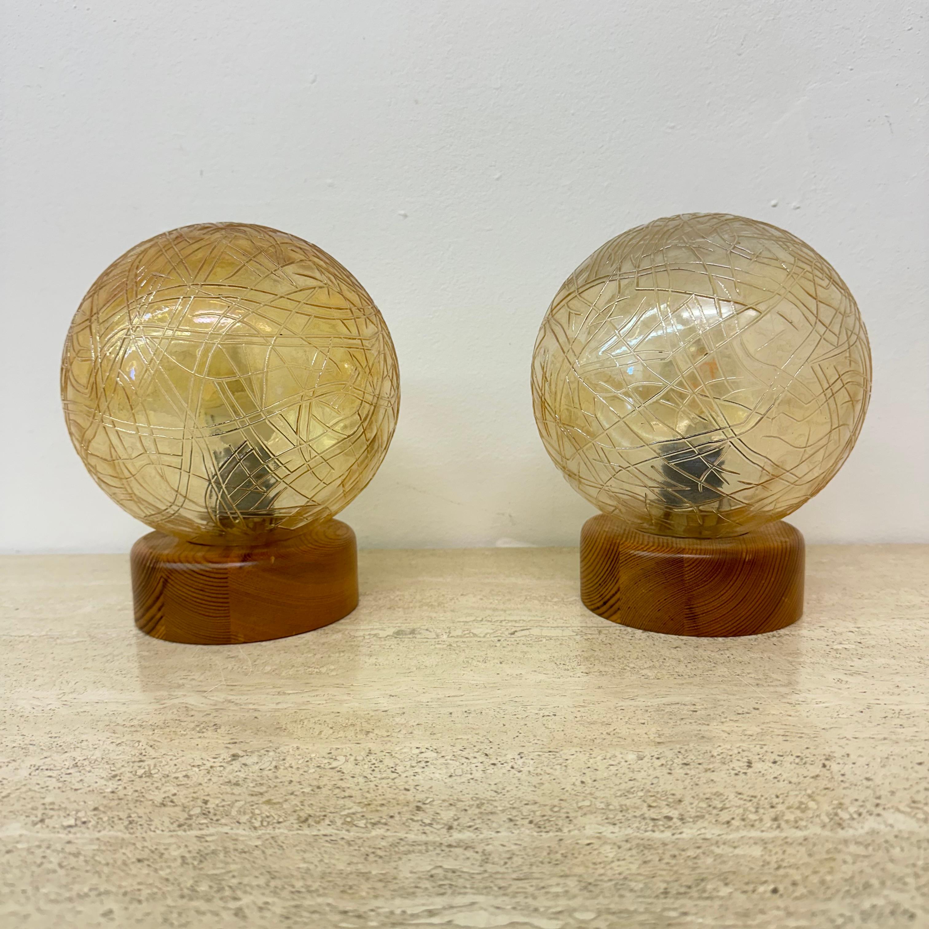 Ensemble de 2 lampes de table en verre et bois, années 1980 en vente 2