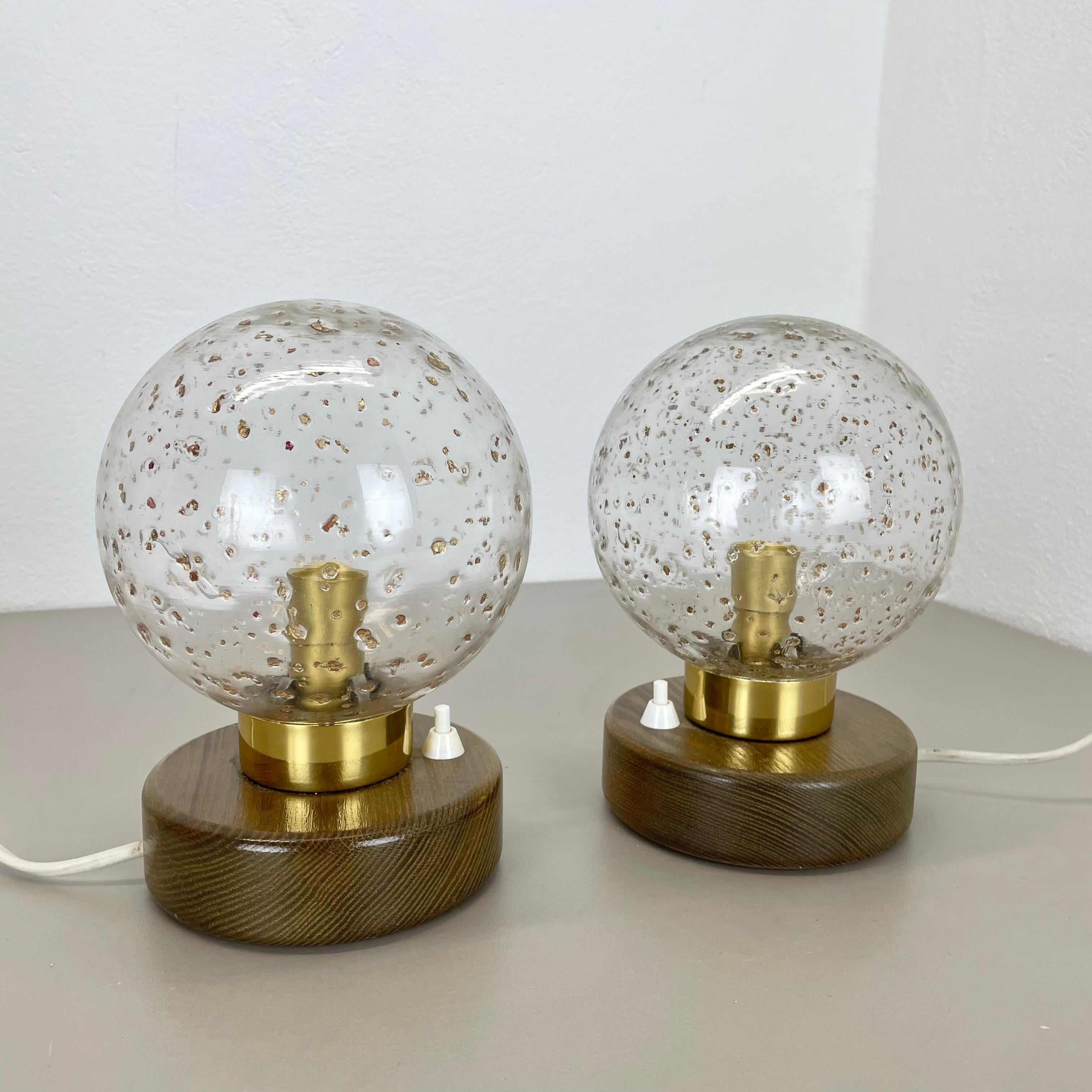 Articolo:

set di 2 luci da tavolo in legno con paralumi a sfera in vetro


Produttore:

TEMDE Lights, Germania



Origine:

Germania



Età:

1970s




Originale lampada da tavolo vintage degli anni '70 in legno di Oak con paralumi in vetro a forma