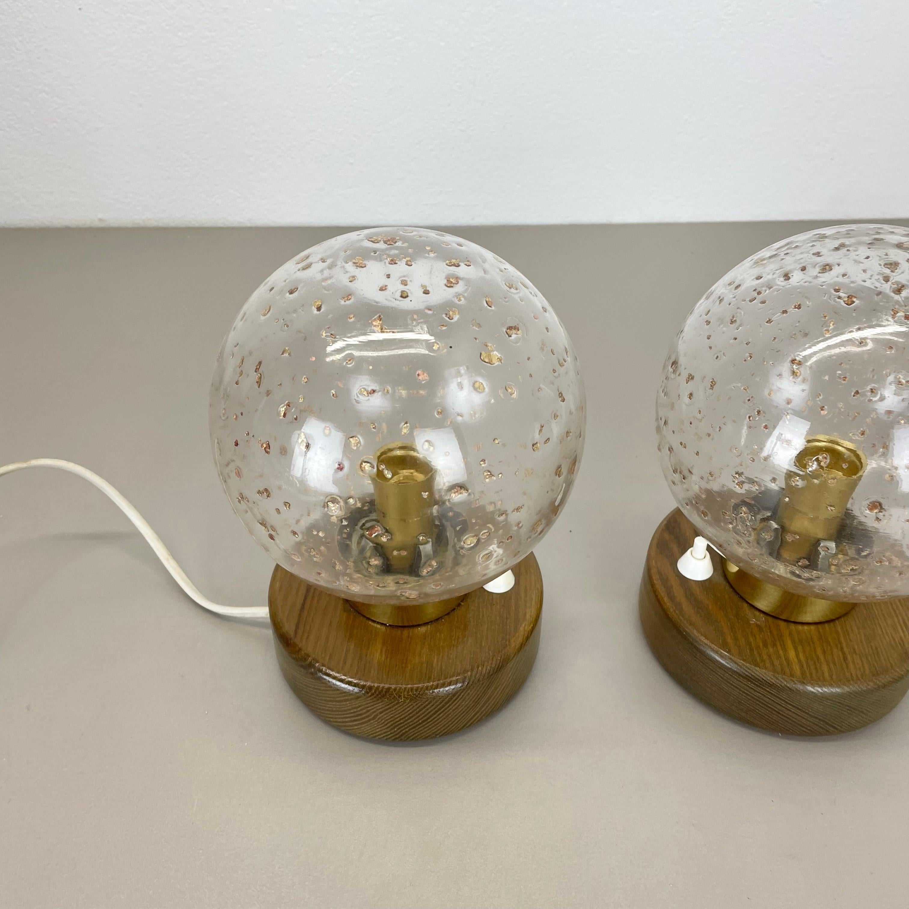 Mid-Century moderno set di 2 luci da tavolo in legno con sfere di vetro e quercia di Temde Lights, Germania, anni '70 in vendita