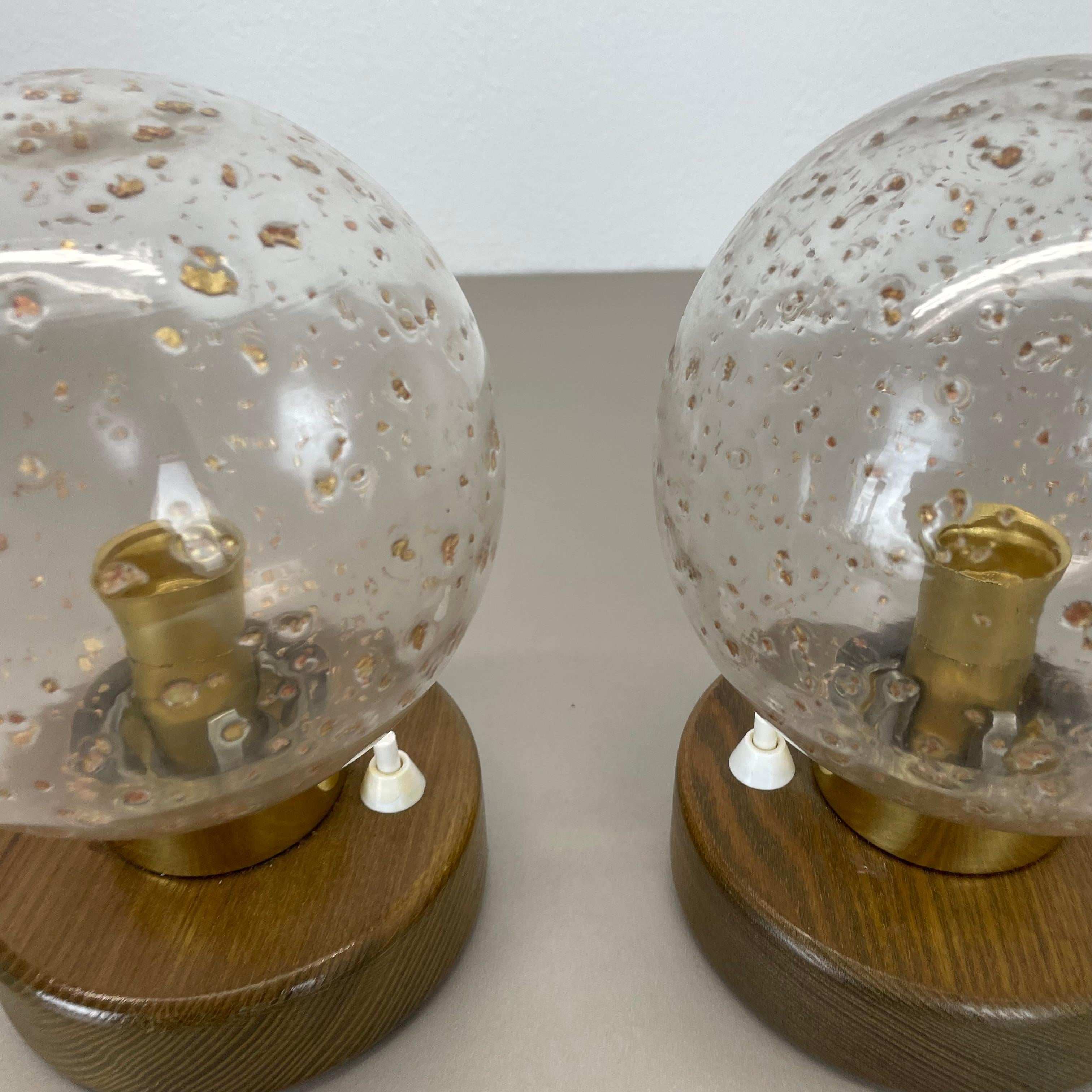 Tedesco set di 2 luci da tavolo in legno con sfere di vetro e quercia di Temde Lights, Germania, anni '70 in vendita