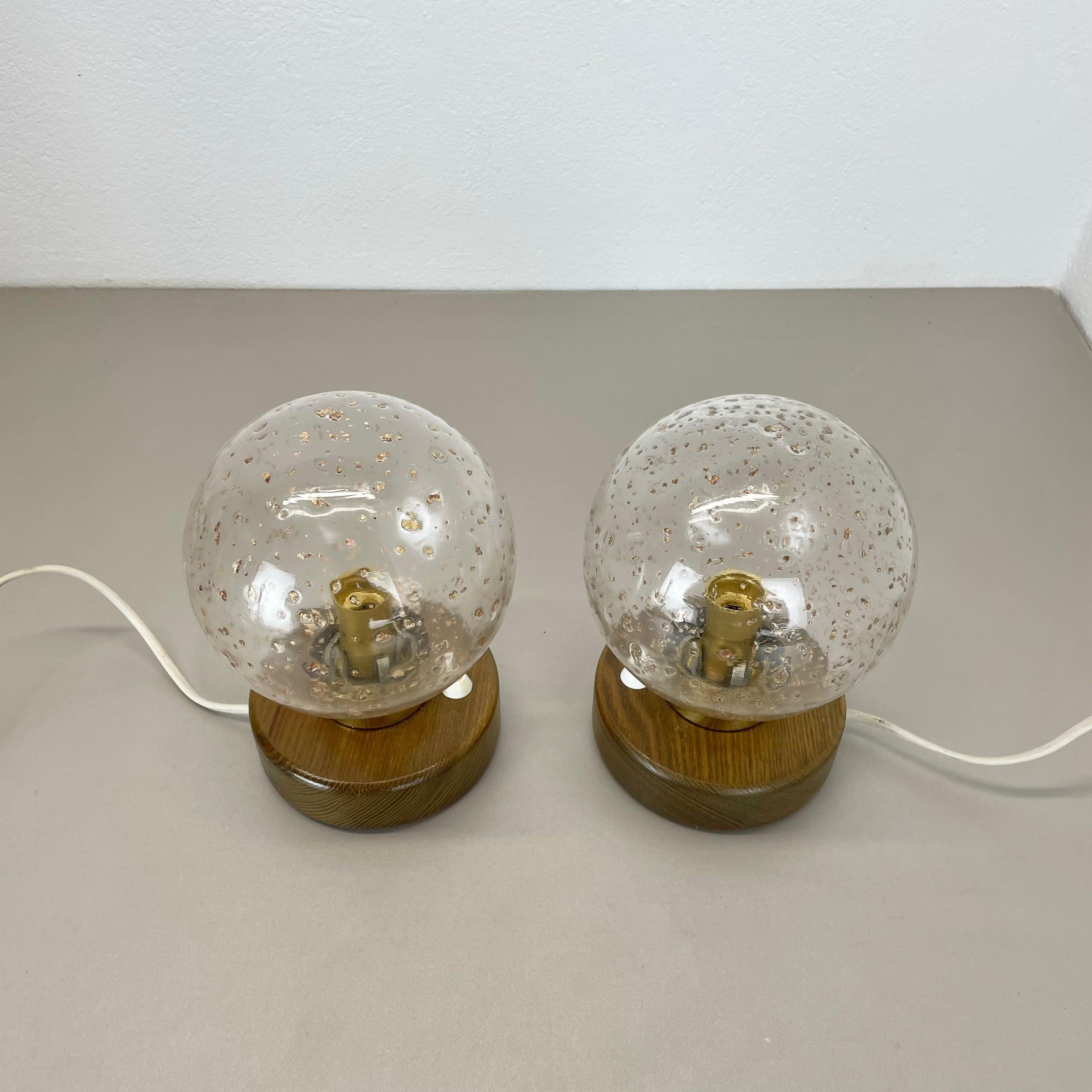 XX secolo set di 2 luci da tavolo in legno con sfere di vetro e quercia di Temde Lights, Germania, anni '70 in vendita