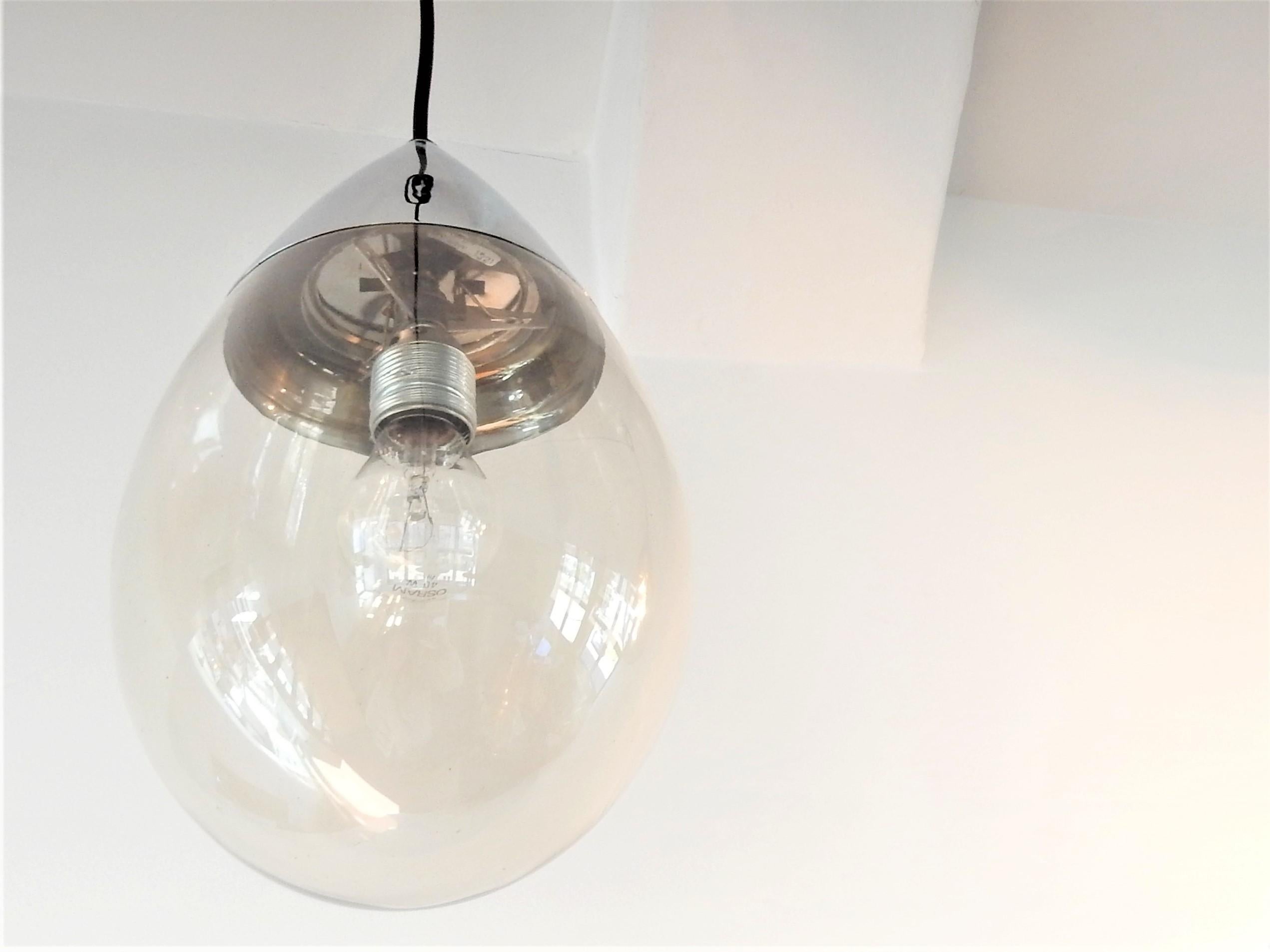 Allemand Ensemble de 2 lampes pendantes en verre pour Limburg:: Allemagne:: 1970 en vente