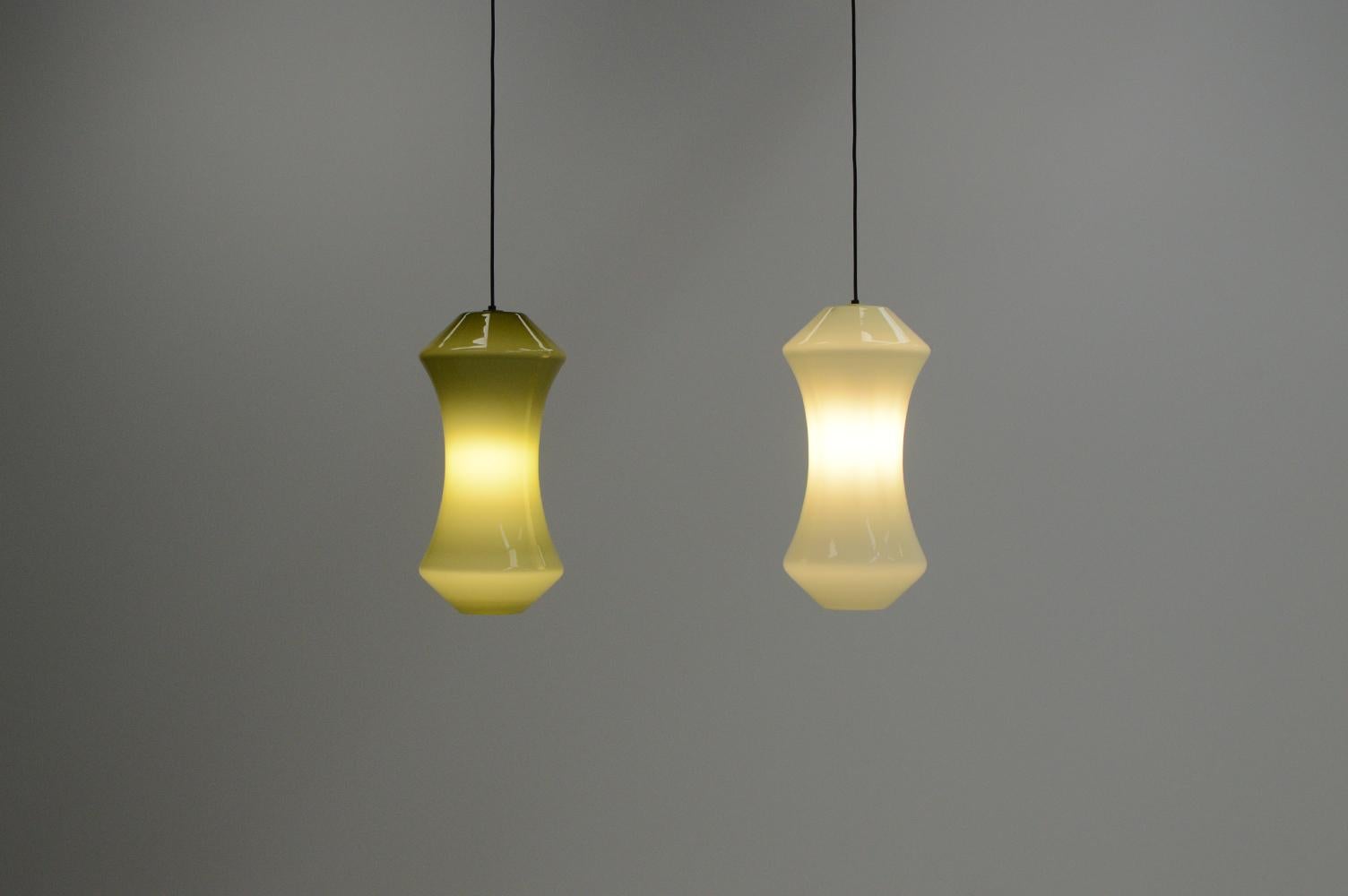 Mid-Century moderno Set di 2 pendenti in vetro di Vistosi, Italia anni '70. in vendita
