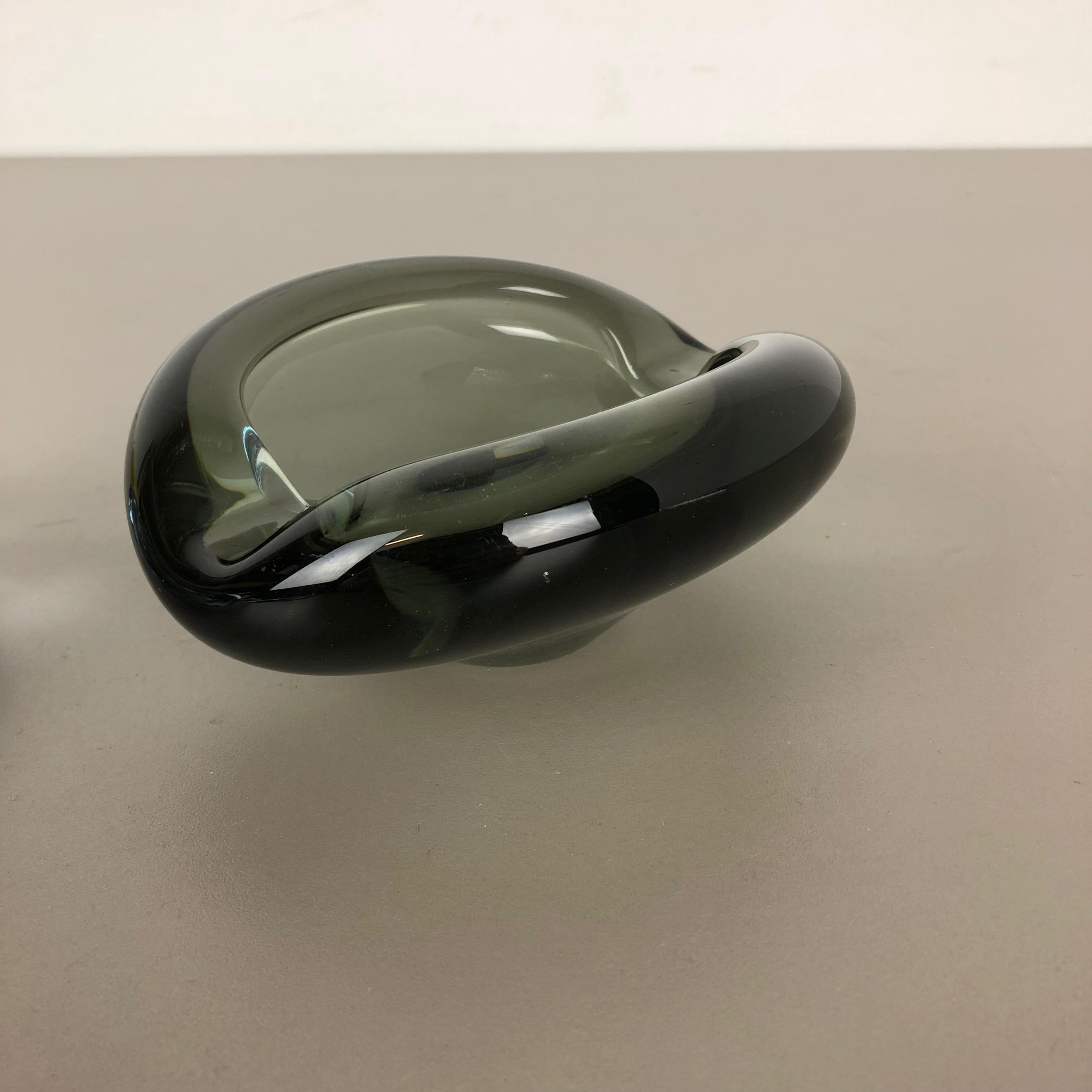 Set of 2 Glass Shell Bowl Ashtray by Per Lutken for Holmegaard, Denmark, 1960s In Good Condition For Sale In Kirchlengern, DE