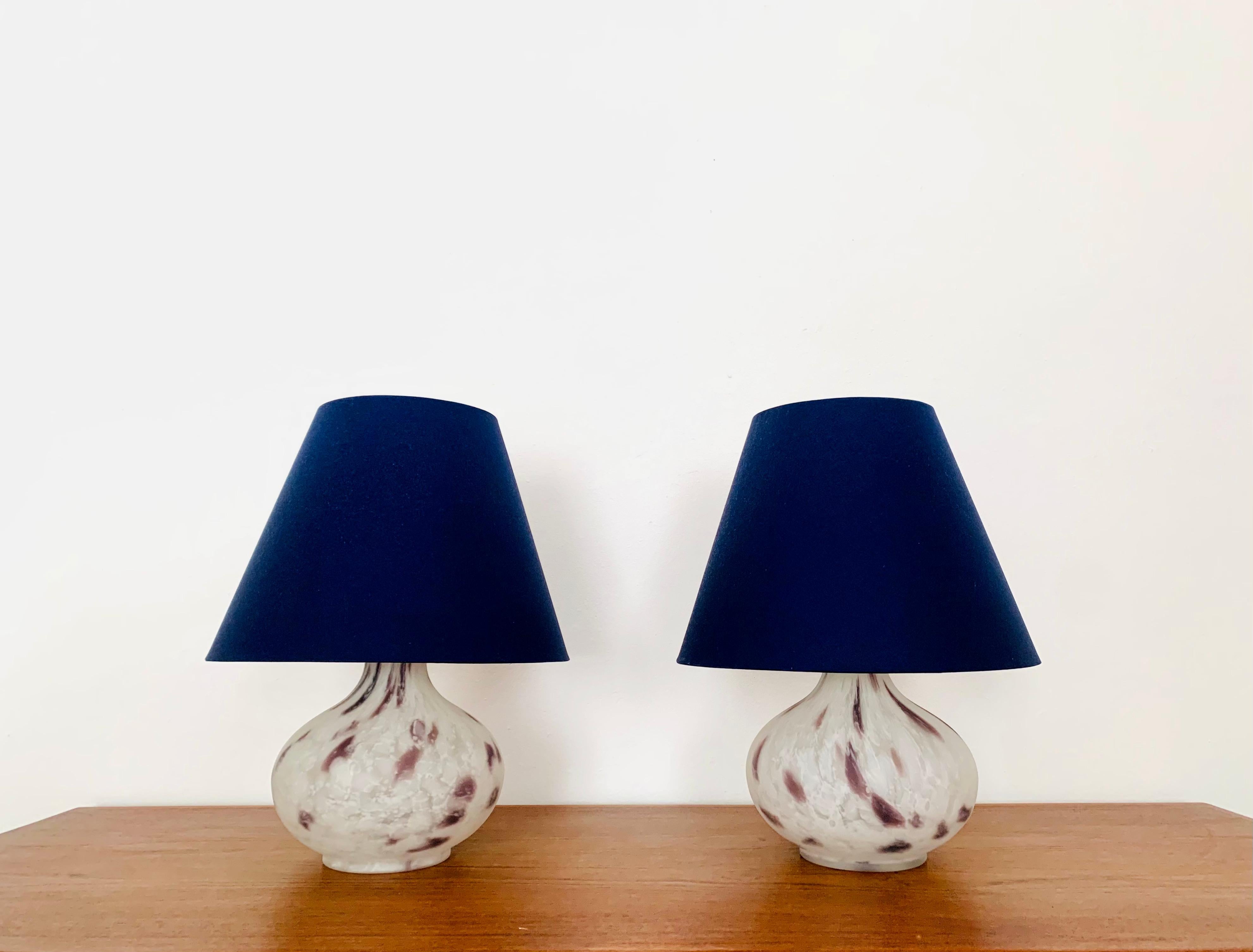 Very nice Murano glass table lamps from the 1960s.
The lamps are very elegant and the design is a highlight for every room.
A pleasant light is created.
The lamp base is illuminated.

Condition:

Very good vintage condition with slight signs of wear
