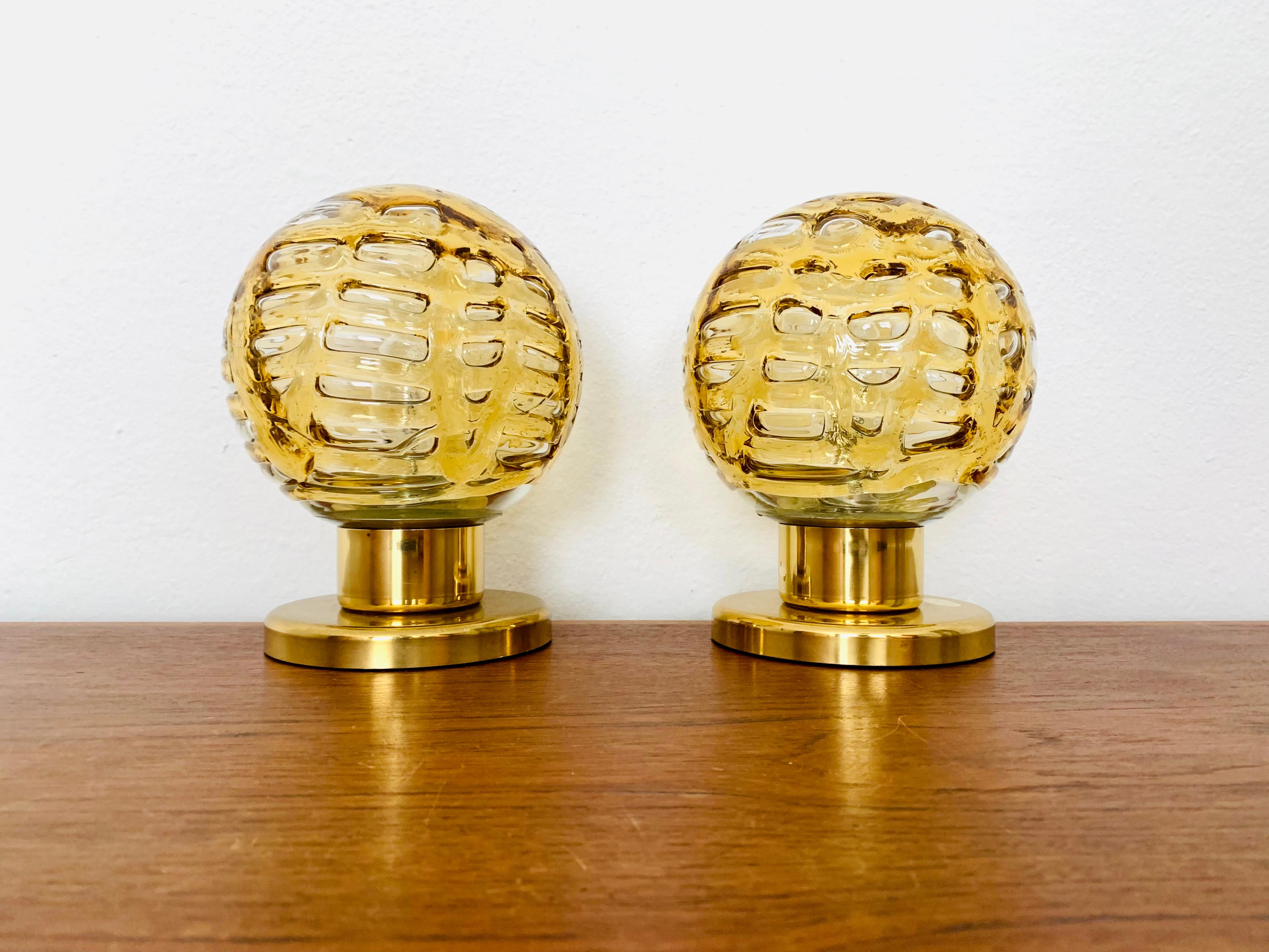 Bellissima lampada da tavolo dorata di Doria degli anni '60.
Un design Hollywood Regency molto elegante con un look incredibilmente glamour.
La struttura del bicchiere crea una spettacolare luce scintillante.

Produttore:
