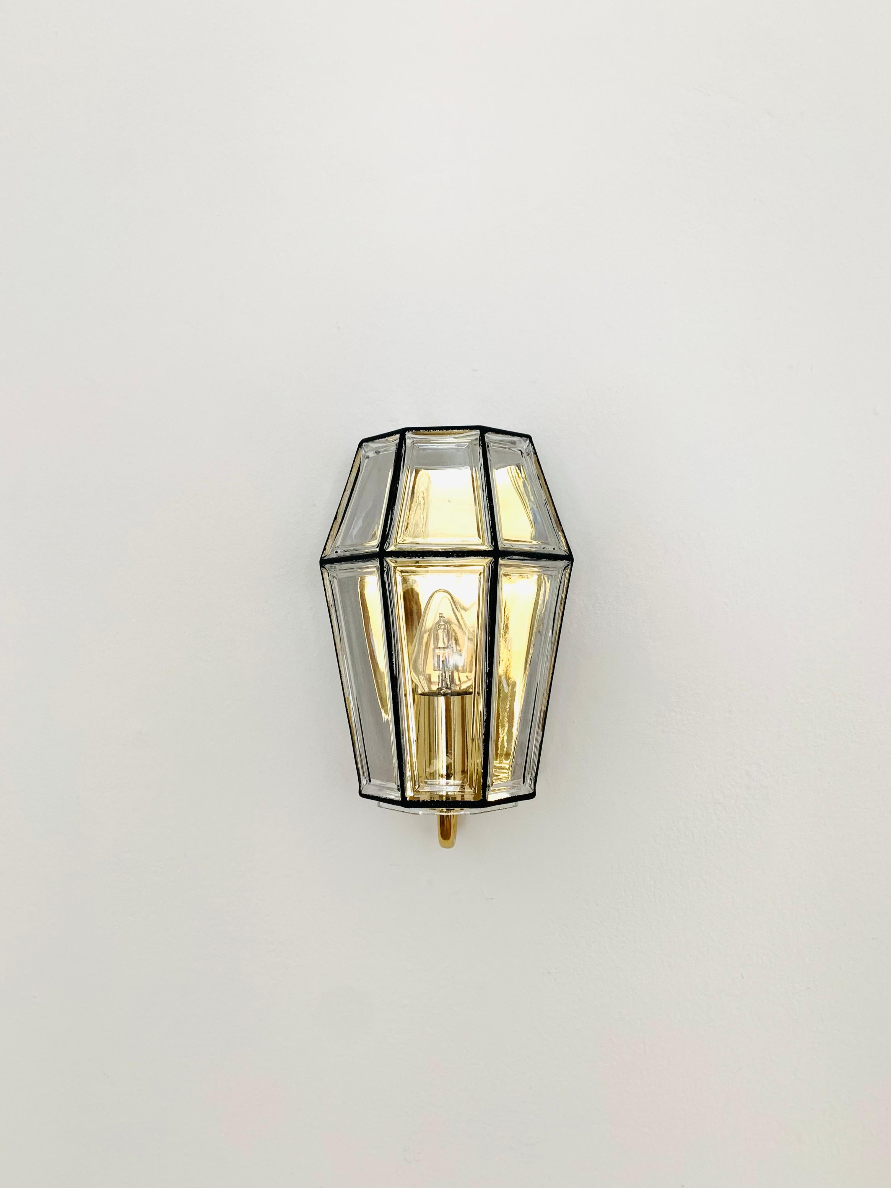 Sehr schöne Glaswandlampen aus der Glashütte Limburg.
Das Design der Gläser erzeugt ein tolles Lichtspiel und verzaubert durch seine Ausstrahlung.
Wunderschönes Design und sehr hohe Verarbeitungsqualität.

Hersteller: Glashütte