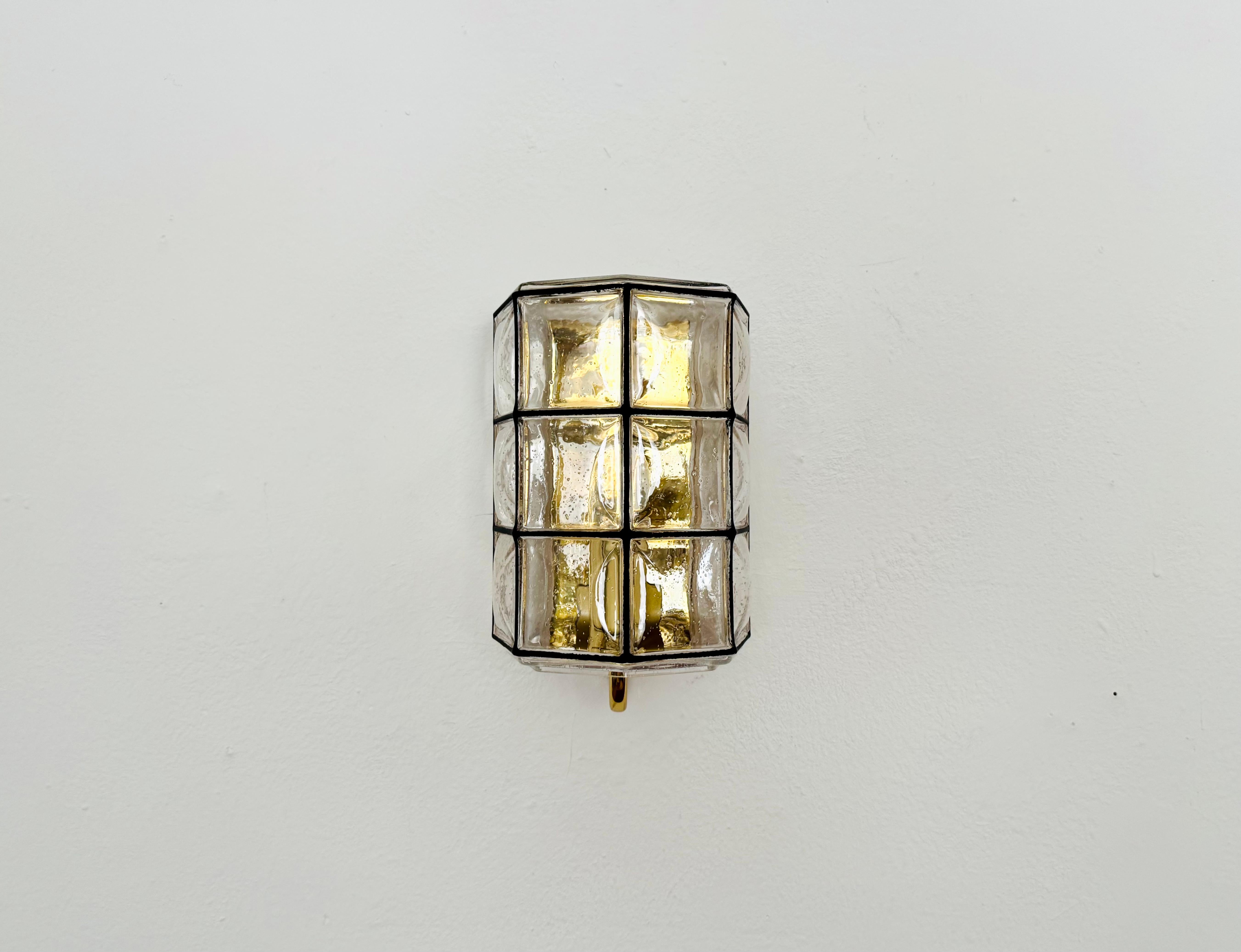 Preciosos apliques de cristal de Glashütte Limburg.
La lámpara crea un maravilloso juego de luces en la habitación y encanta con su resplandor.
Mano de obra de alta calidad y un diseño único.

Fabricante: Glashütte Limburg

El precio es por dos