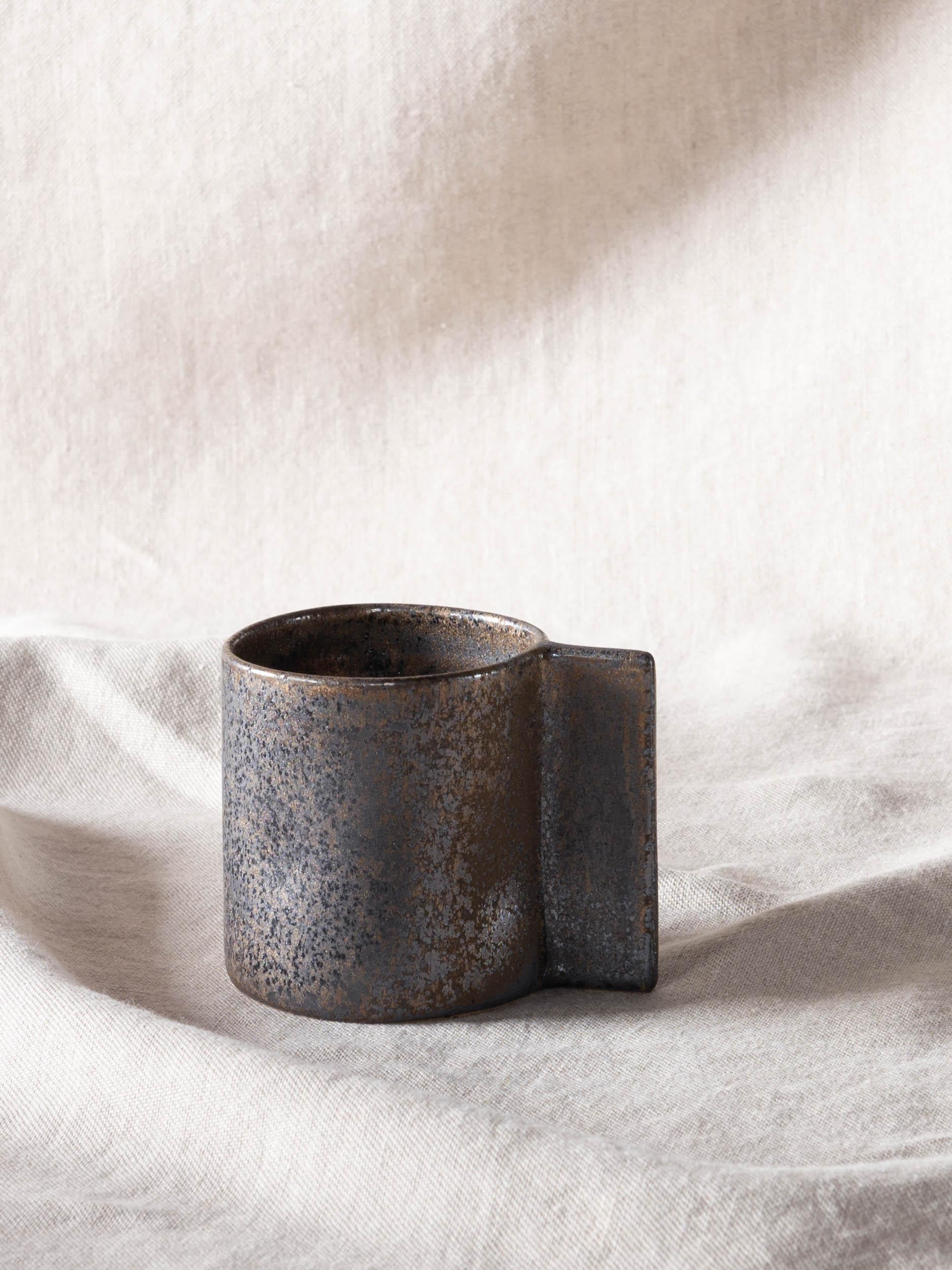 Set Of 2 Glaze Antique Bronze Solid Mugs by Studionudo
Unique Pieces.
Dimensions: Ø 11,5 x H 9 cm.
Materials: Glazed clay.

Different finishes and shapes are available. Prices may vary. Please contact us.

Essential and simple lines are duly chosen