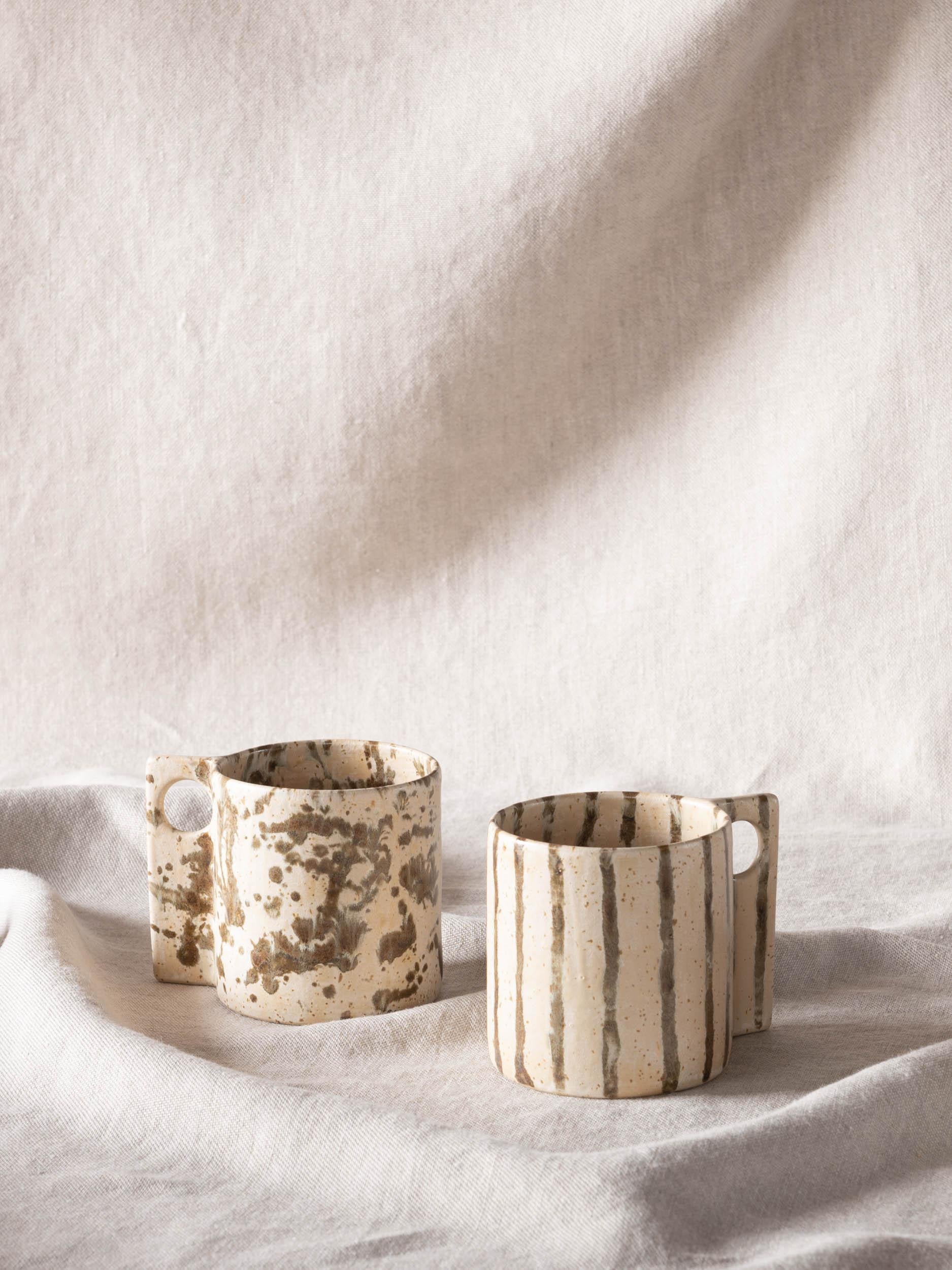Ensemble de 2 tasses à trou de glaçure par Studionudo
Pièces uniques.
Dimensions : Ø 11,5 x H 9 cm : Ø 11,5 x H 9 cm.
MATERIAL : Argile vernissée.

Différentes finitions et formes sont disponibles. Les prix peuvent varier. Veuillez nous