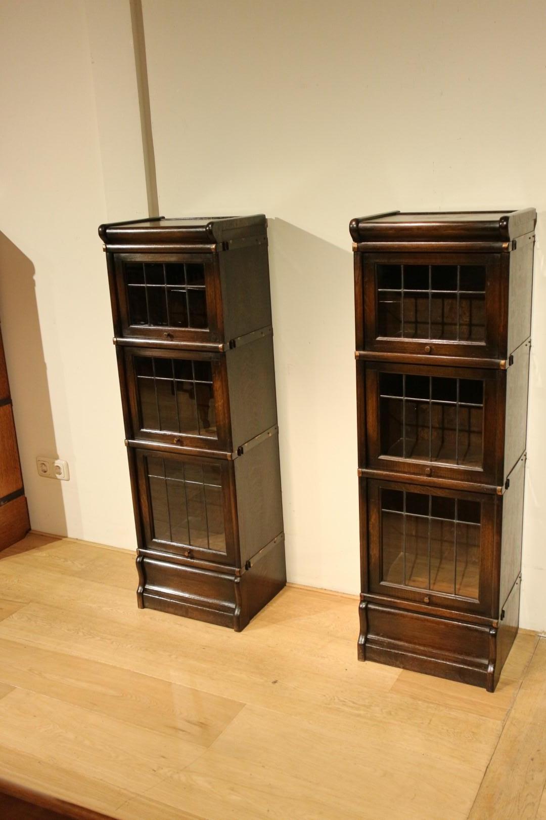 Special oak Globe Wernicke bookcases. They are 2 small cabinets that consist of 1 piece but can be linked together.
The cabinets are fitted with glass and lead. Entirely in original condition. cabinets have signs of wear.
Origin: England,