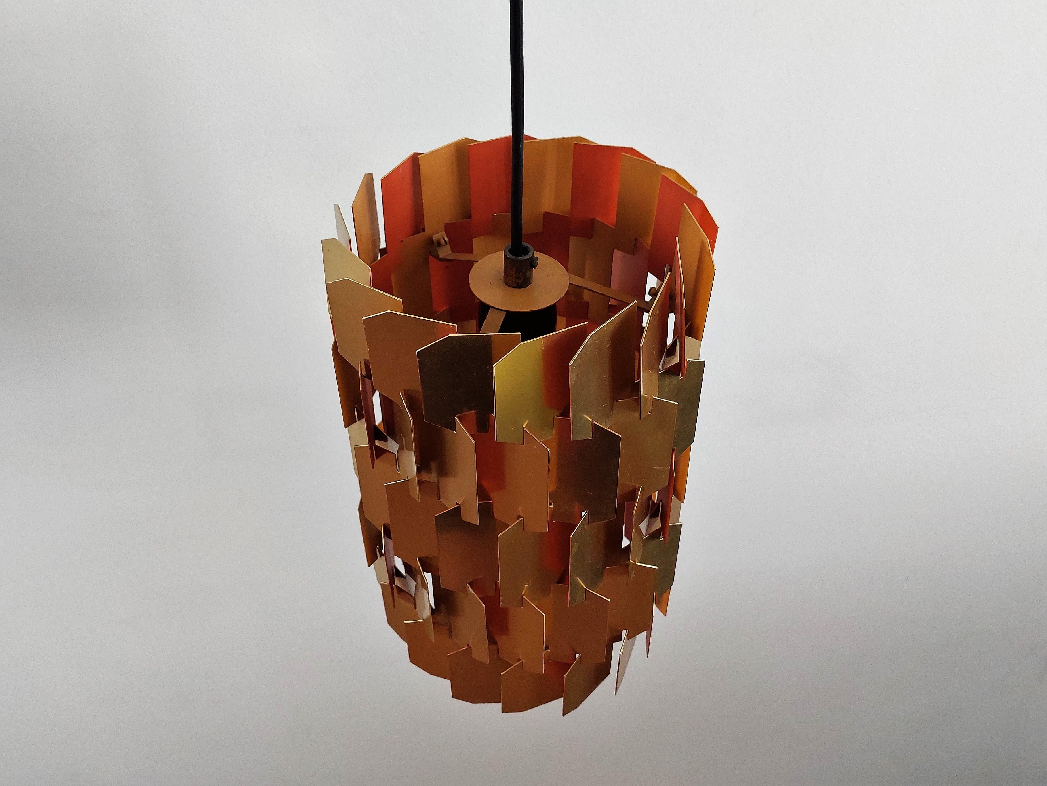Mid-Century Modern Set of 2 Gold and Orange 'Facet-Pop' Pendant Lamps by Louis Weisdorf for Lyfa For Sale
