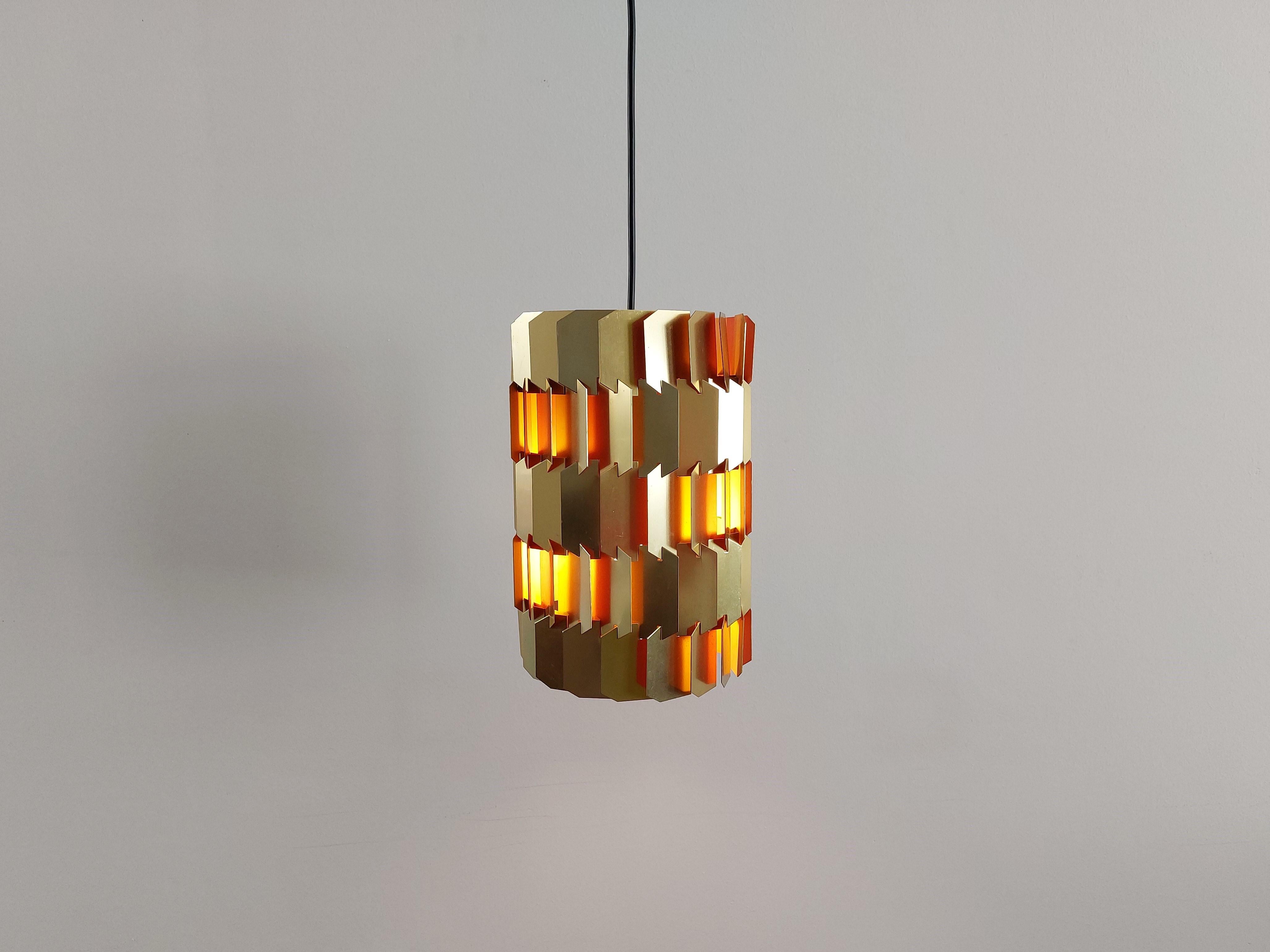 Set of 2 Gold and Orange 'Facet-Pop' Pendant Lamps by Louis Weisdorf for Lyfa In Good Condition For Sale In Steenwijk, NL