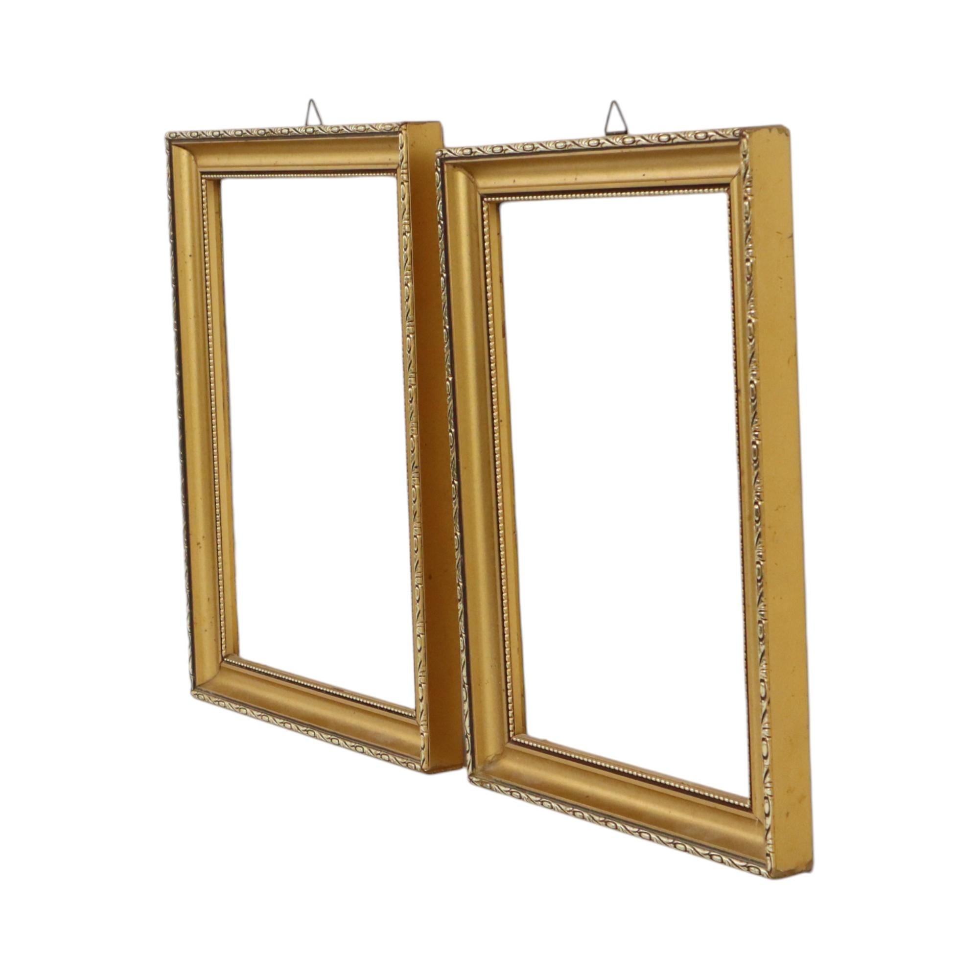 Satz von 2 kleinen goldenen Kiefernholzrahmen, ganz im antiken Stil, rundum mit einem dekorativen und klassischen Muster verziert, um die Mitte des 20. Jahrhunderts.

Nette kleine Rahmen, schön als Spiegel, Fotorahmen, Weihnachtsdekoration oder