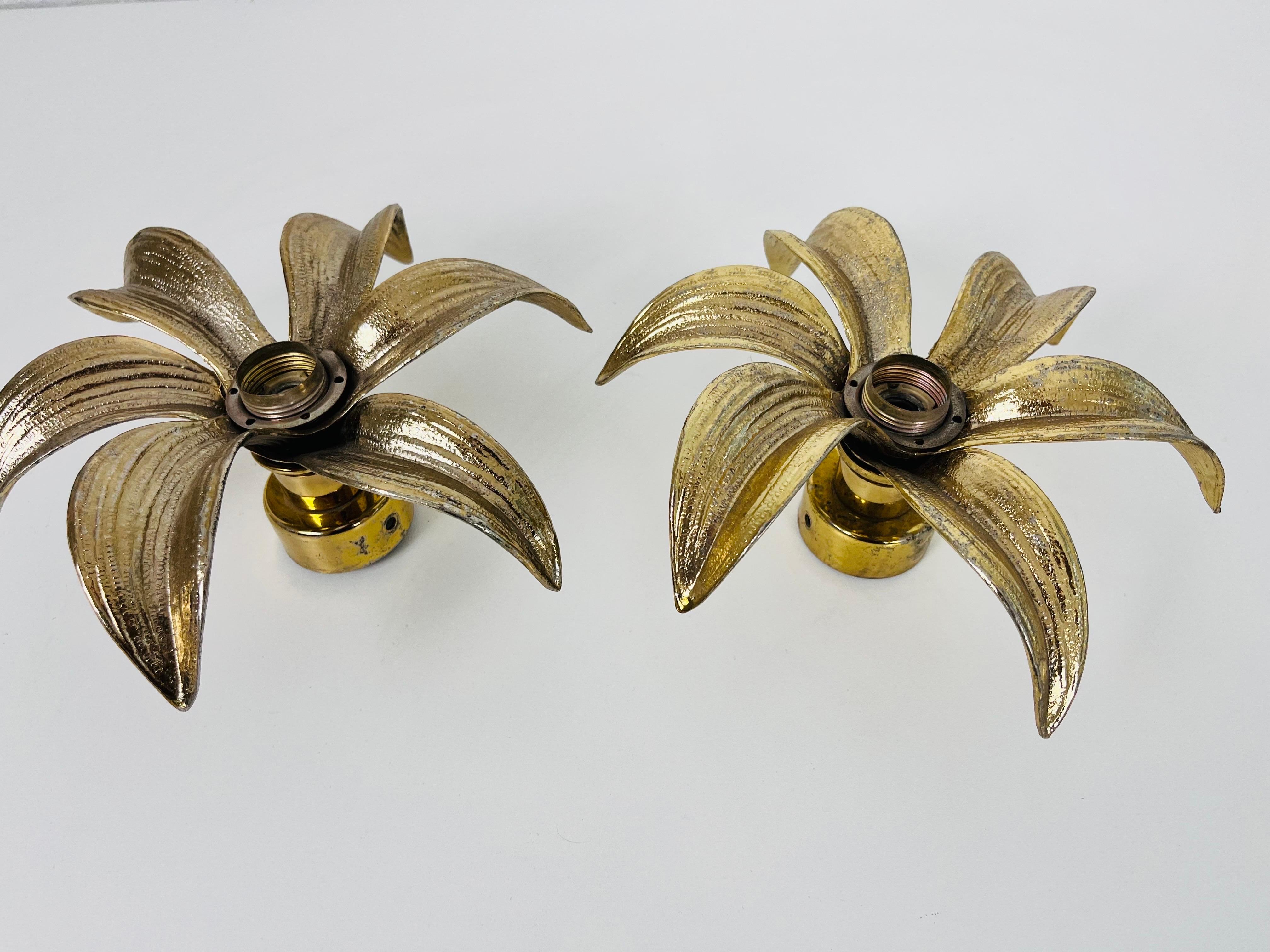 Hand-Crafted Set of 2 Golden Florentine Flower Shape Flushmounts by Willy Daro for Massive For Sale