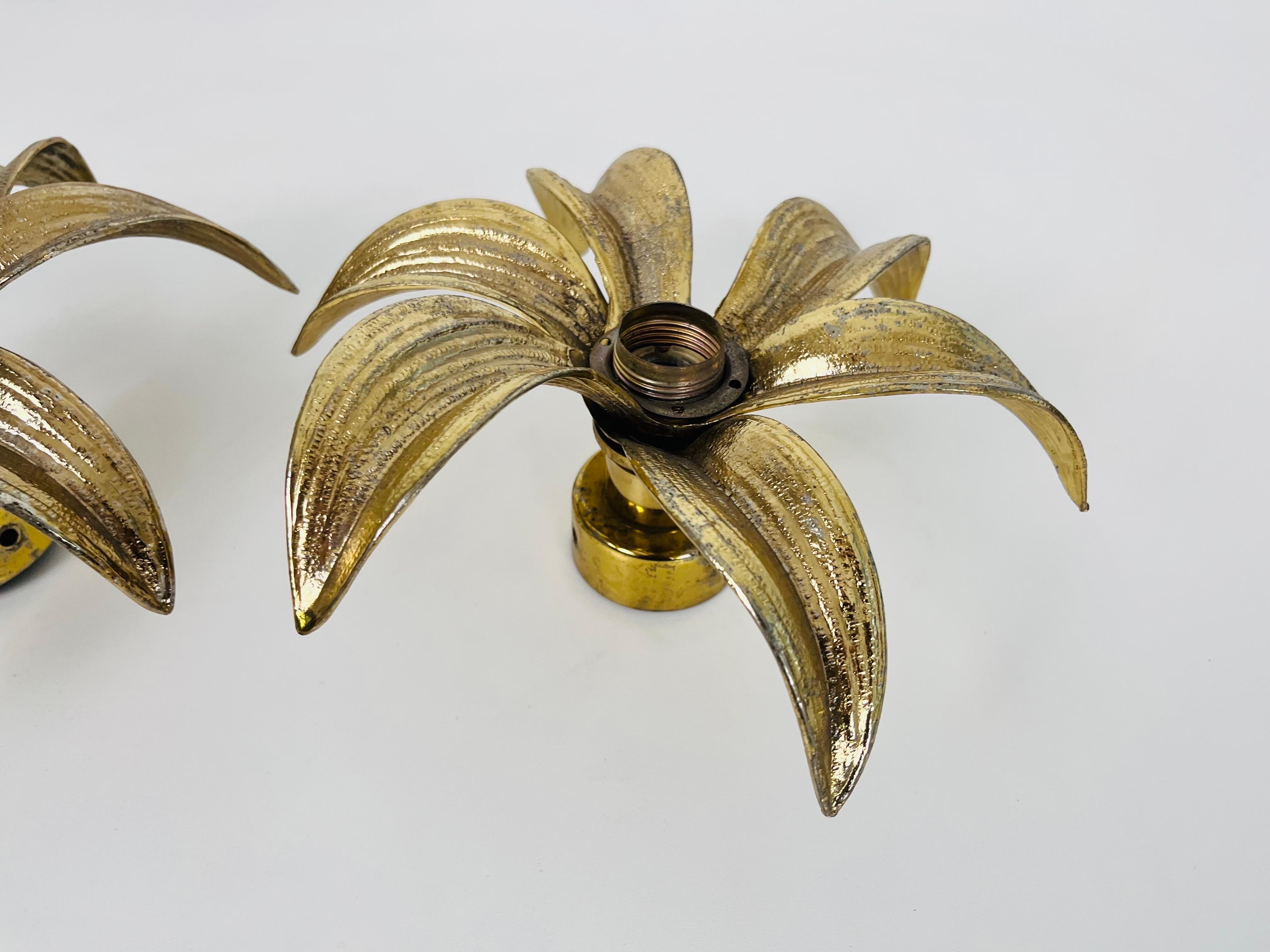 Set of 2 Golden Florentine Flower Shape Flushmounts by Willy Daro for Massive In Good Condition For Sale In Hagenbach, DE