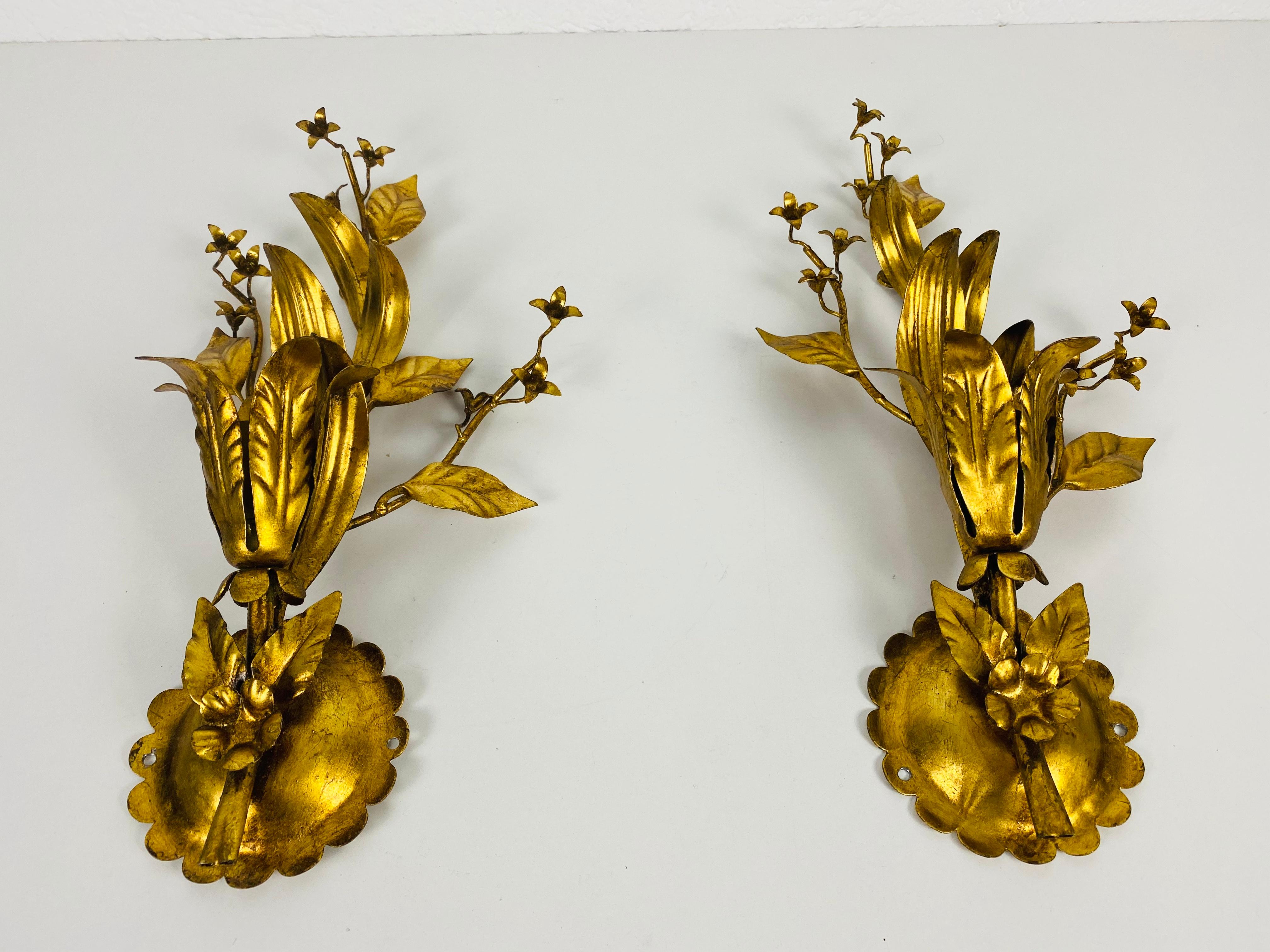 Hollywood Regency Set of 2 Golden Florentine Flower Shape Wall Lamps by Banci, Italy, 1970s