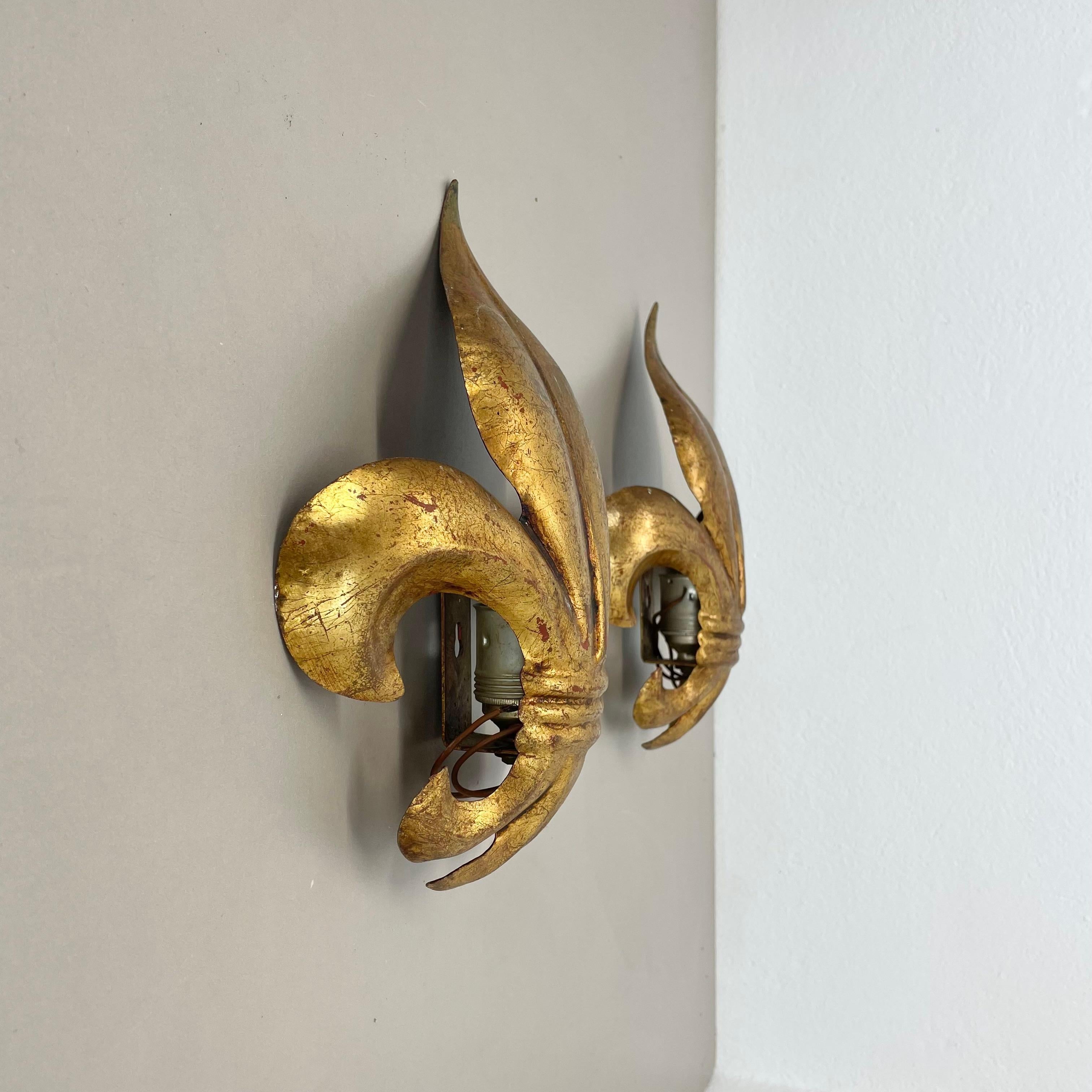 2er-Set goldene Florentiner „French Lily“  Wall Lights by Hans Kögl, Italien 1970er Jahre (Moderne der Mitte des Jahrhunderts) im Angebot