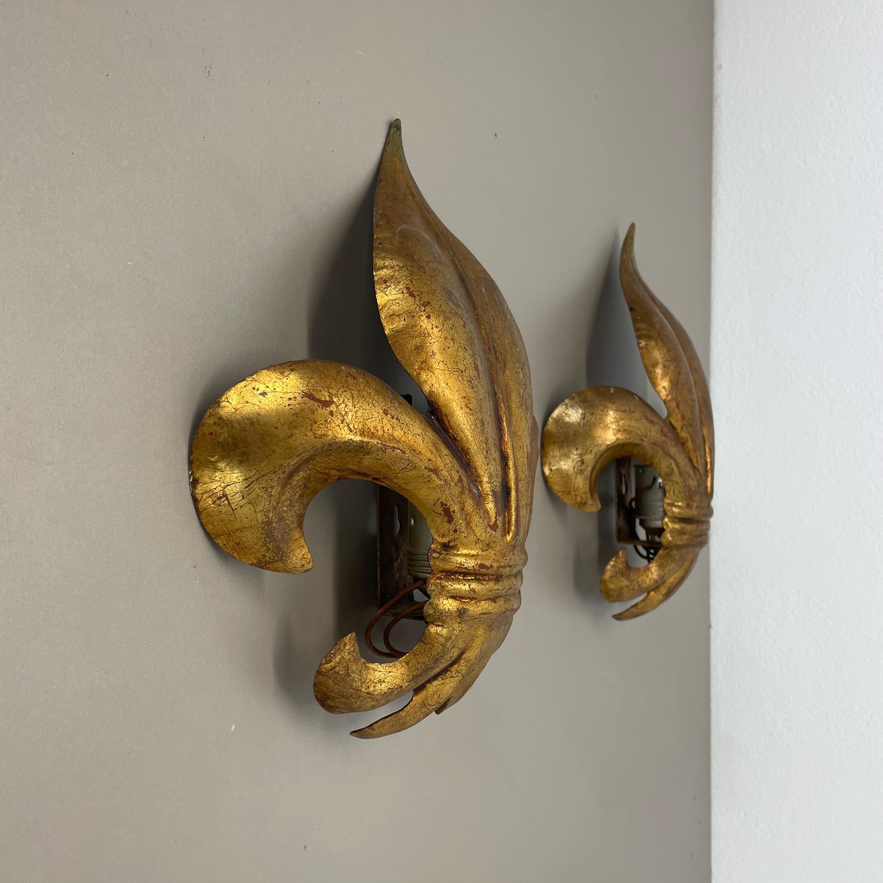 2er-Set goldene Florentiner „French Lily“  Wall Lights by Hans Kögl, Italien 1970er Jahre (Italienisch) im Angebot