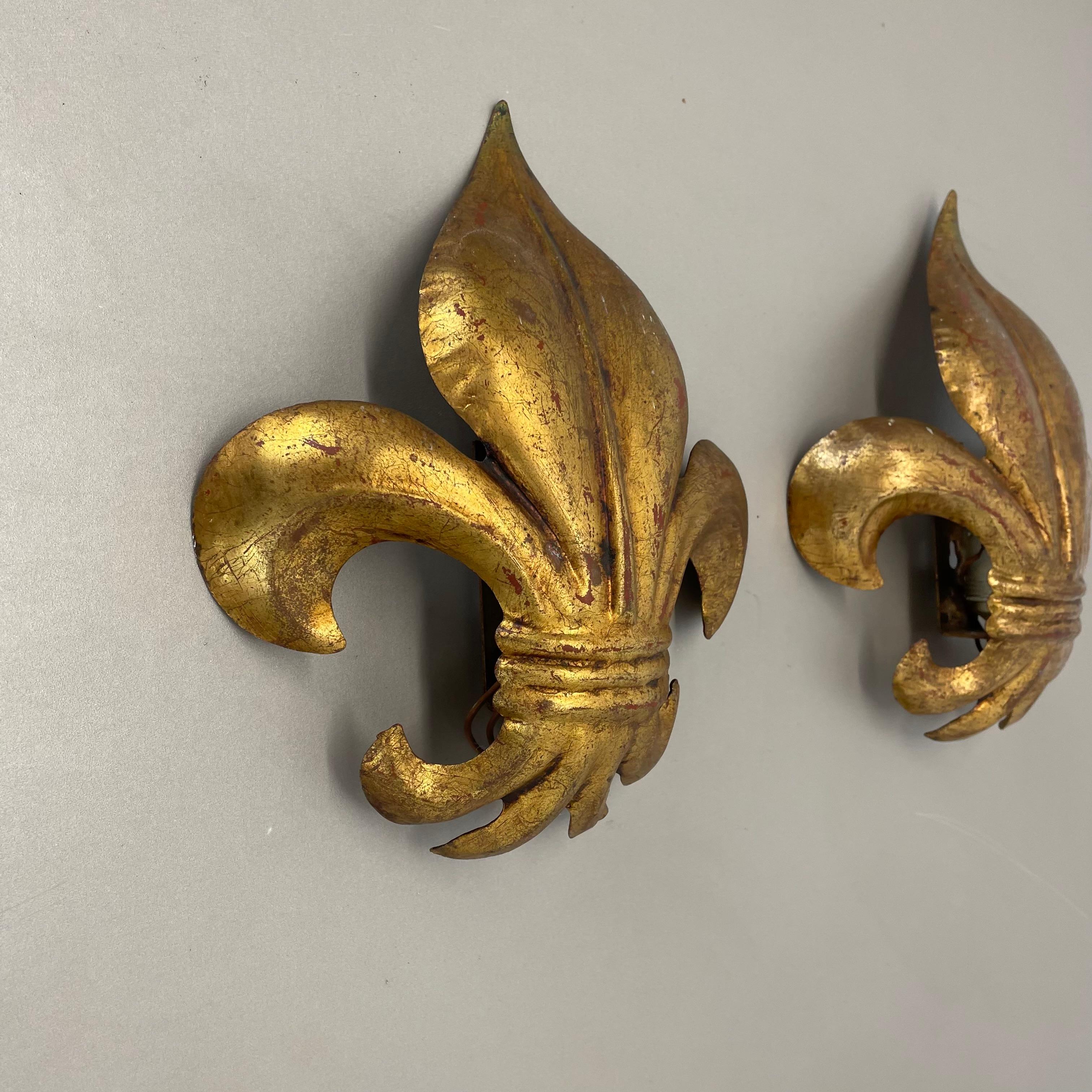 2er-Set goldene Florentiner „French Lily“  Wall Lights by Hans Kögl, Italien 1970er Jahre im Zustand „Gut“ im Angebot in Kirchlengern, DE