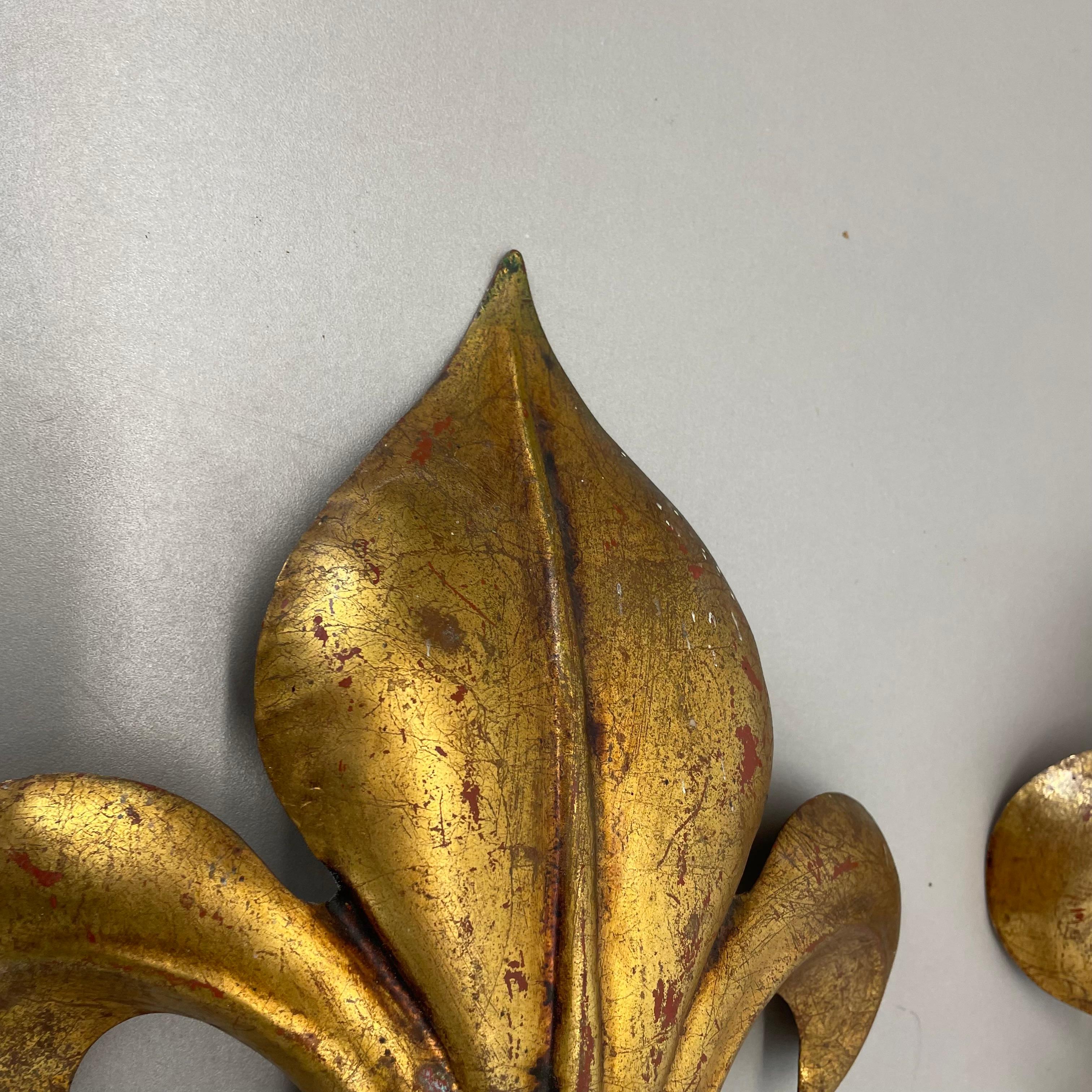 2er-Set goldene Florentiner „French Lily“  Wall Lights by Hans Kögl, Italien 1970er Jahre (20. Jahrhundert) im Angebot