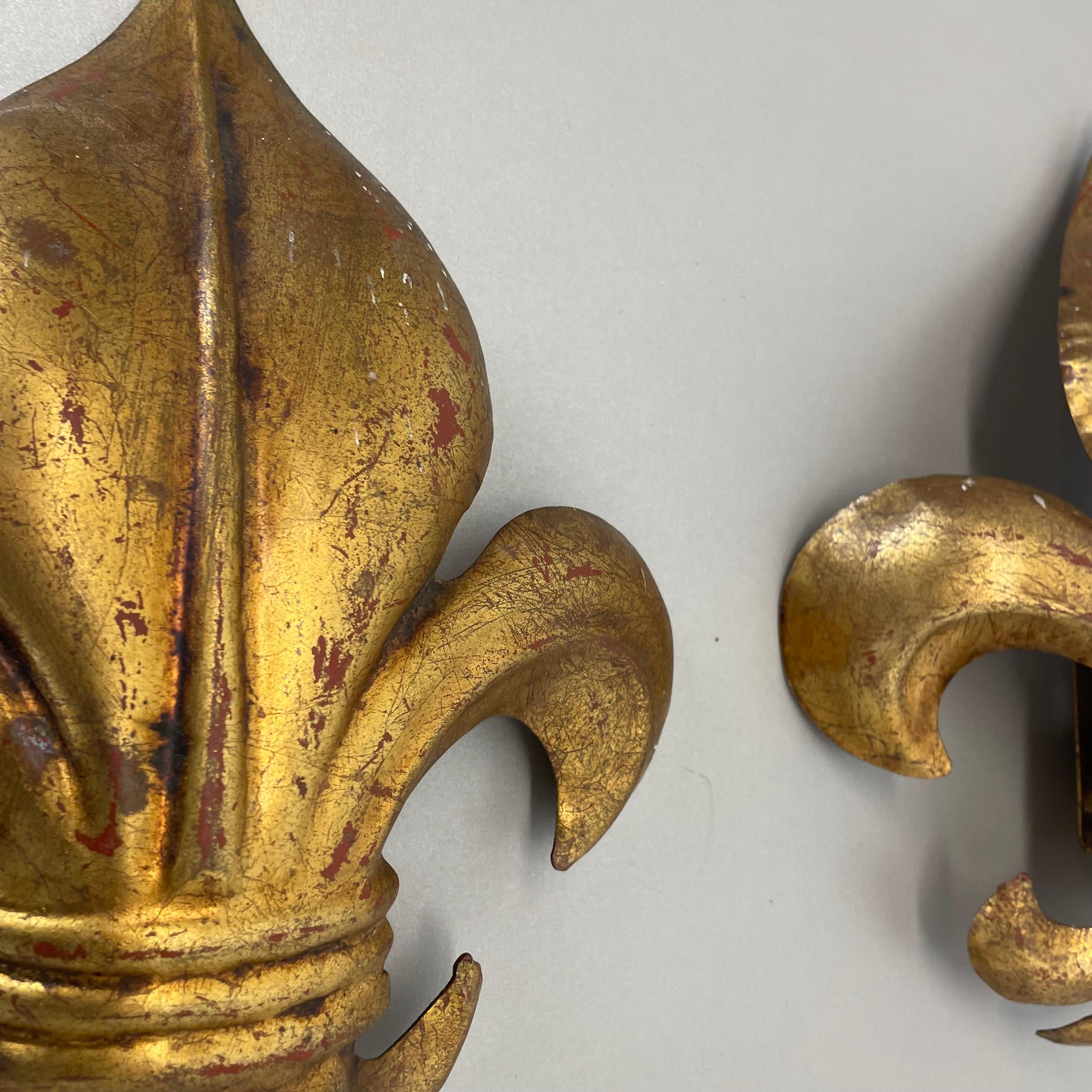 2er-Set goldene Florentiner „French Lily“  Wall Lights by Hans Kögl, Italien 1970er Jahre (Metall) im Angebot