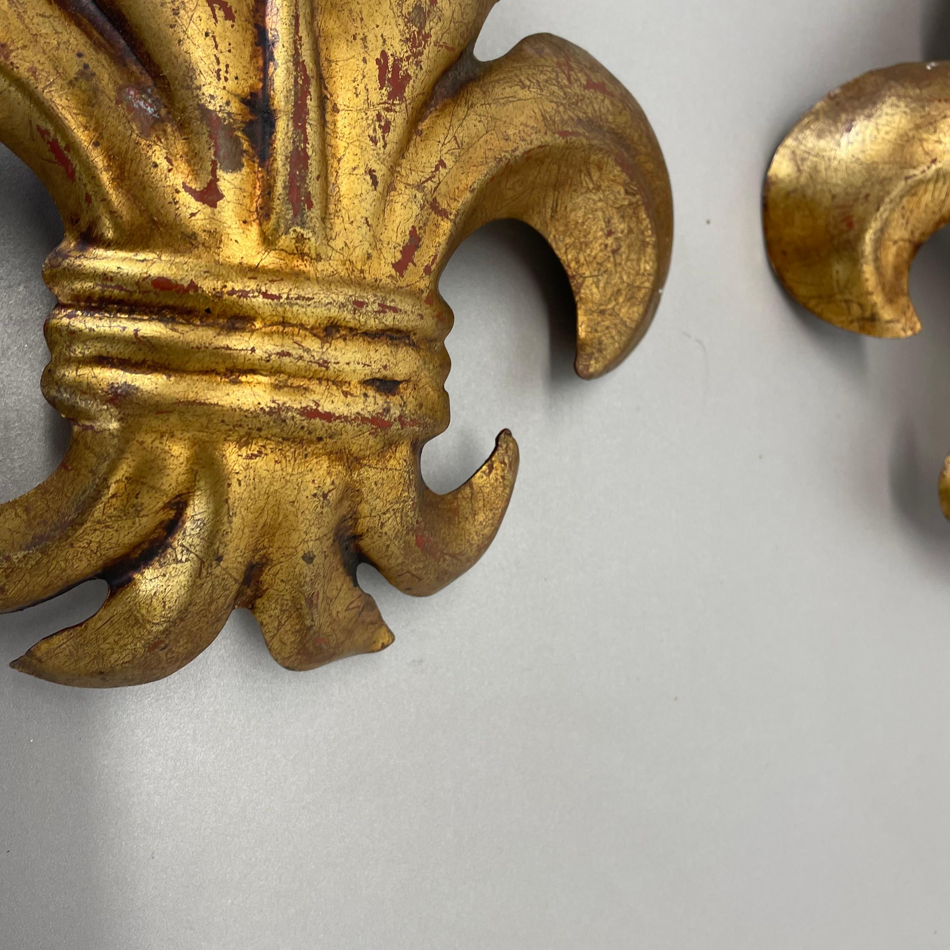 2er-Set goldene Florentiner „French Lily“  Wall Lights by Hans Kögl, Italien 1970er Jahre im Angebot 1