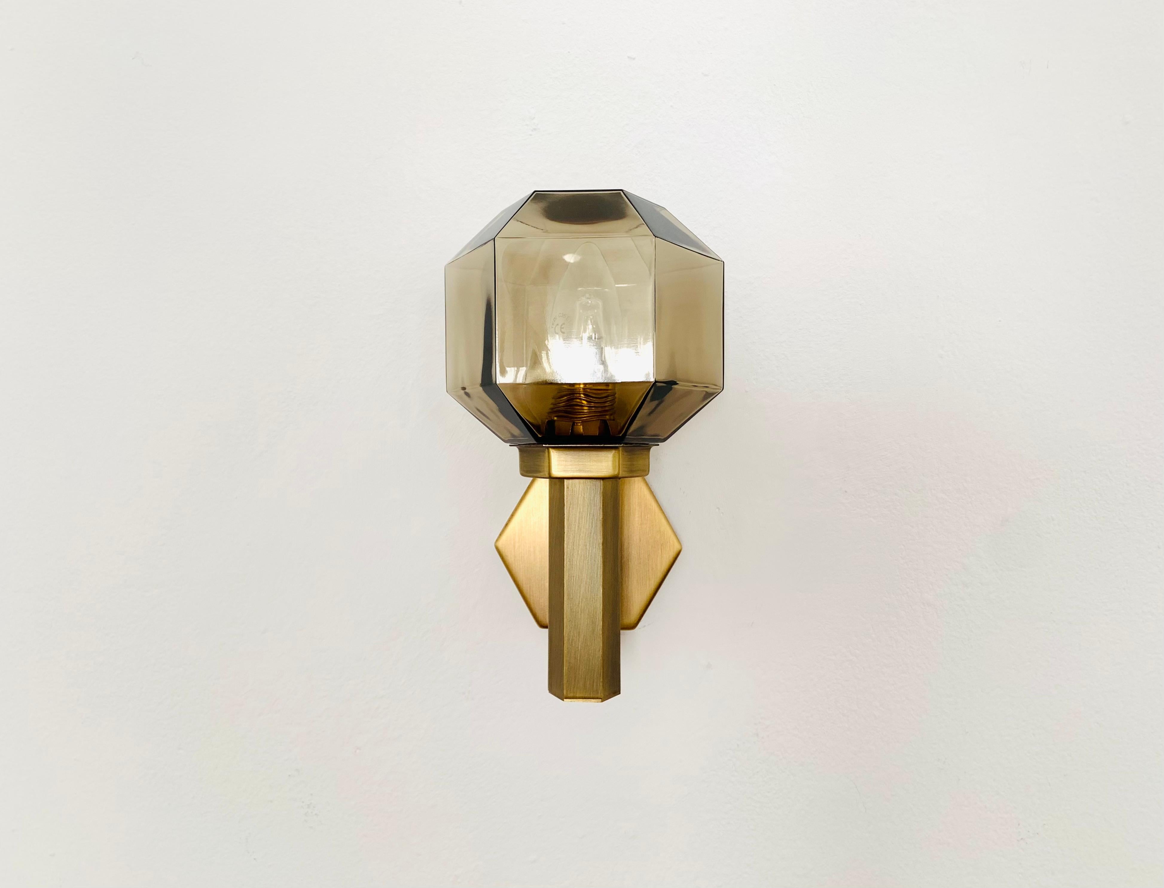 Très belles lampes murales en verre fumé doré des années 1960.
Un design extraordinaire et un véritable point fort pour chaque pièce.
L'effet lumineux des lampes est extrêmement beau et étincelant.
Traitement de très haute qualité.

Fabricant :