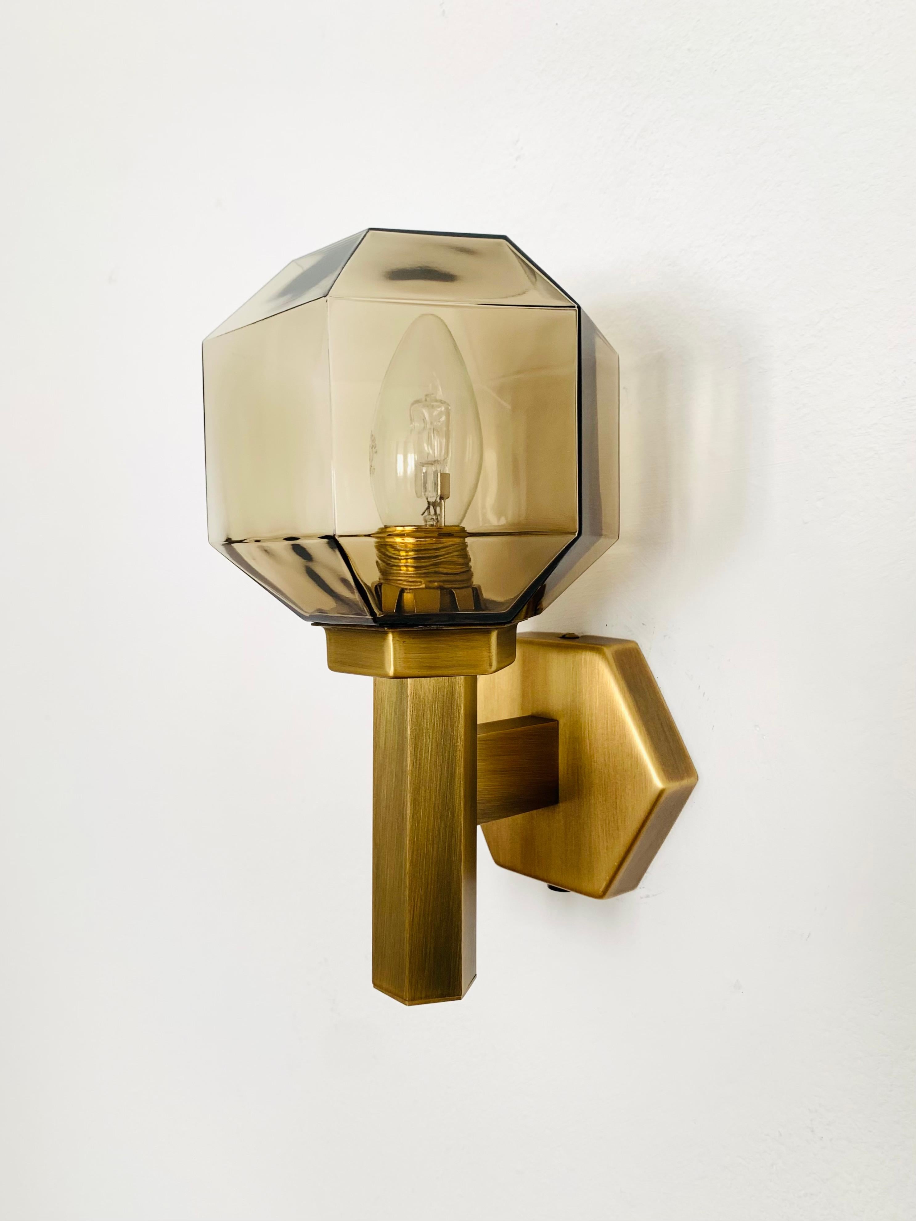 Allemand Ensemble de 2 lampes murales en verre fumé doré de Hillebrand en vente