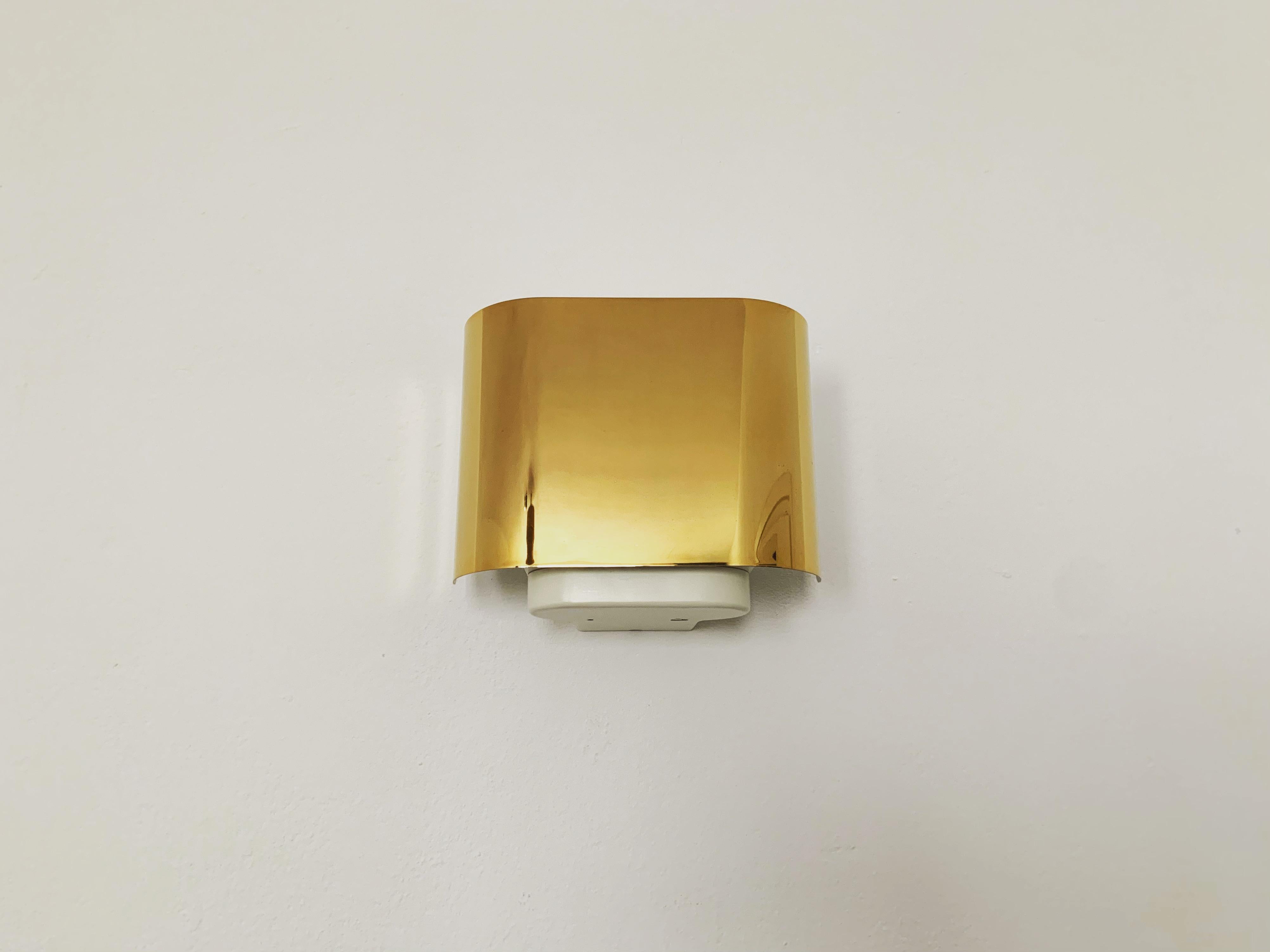Coppia di appliques dorate molto belle degli anni '60.
Design elegantemente ridotto.
Si crea uno spettacolare gioco di luci.

Produttore: Staff

Una lampada ha un interruttore integrato.

Condizioni:

Condizioni vintage molto buone con lievi segni