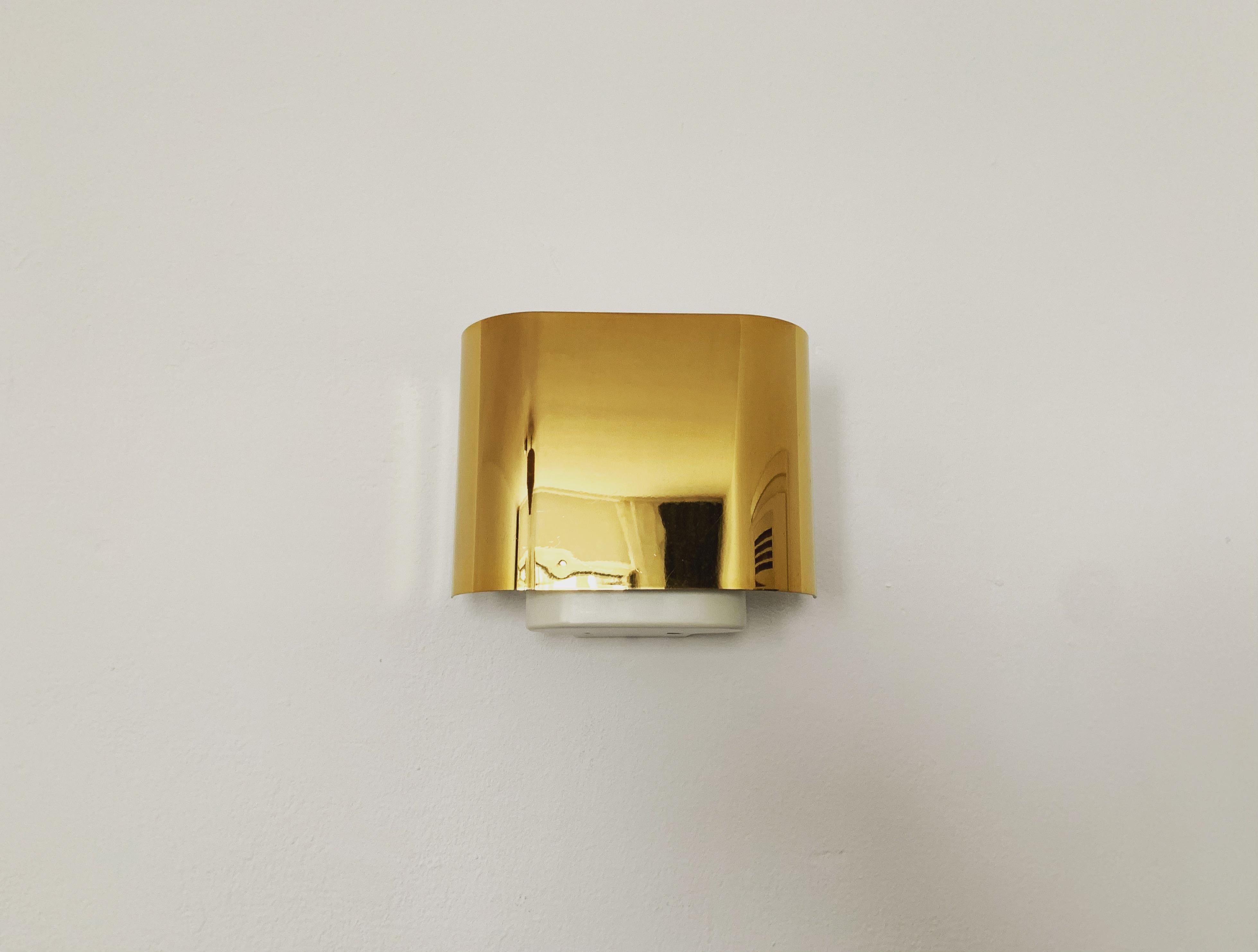 Mid-Century moderno Set di 2 lampade da parete dorate di Staff in vendita