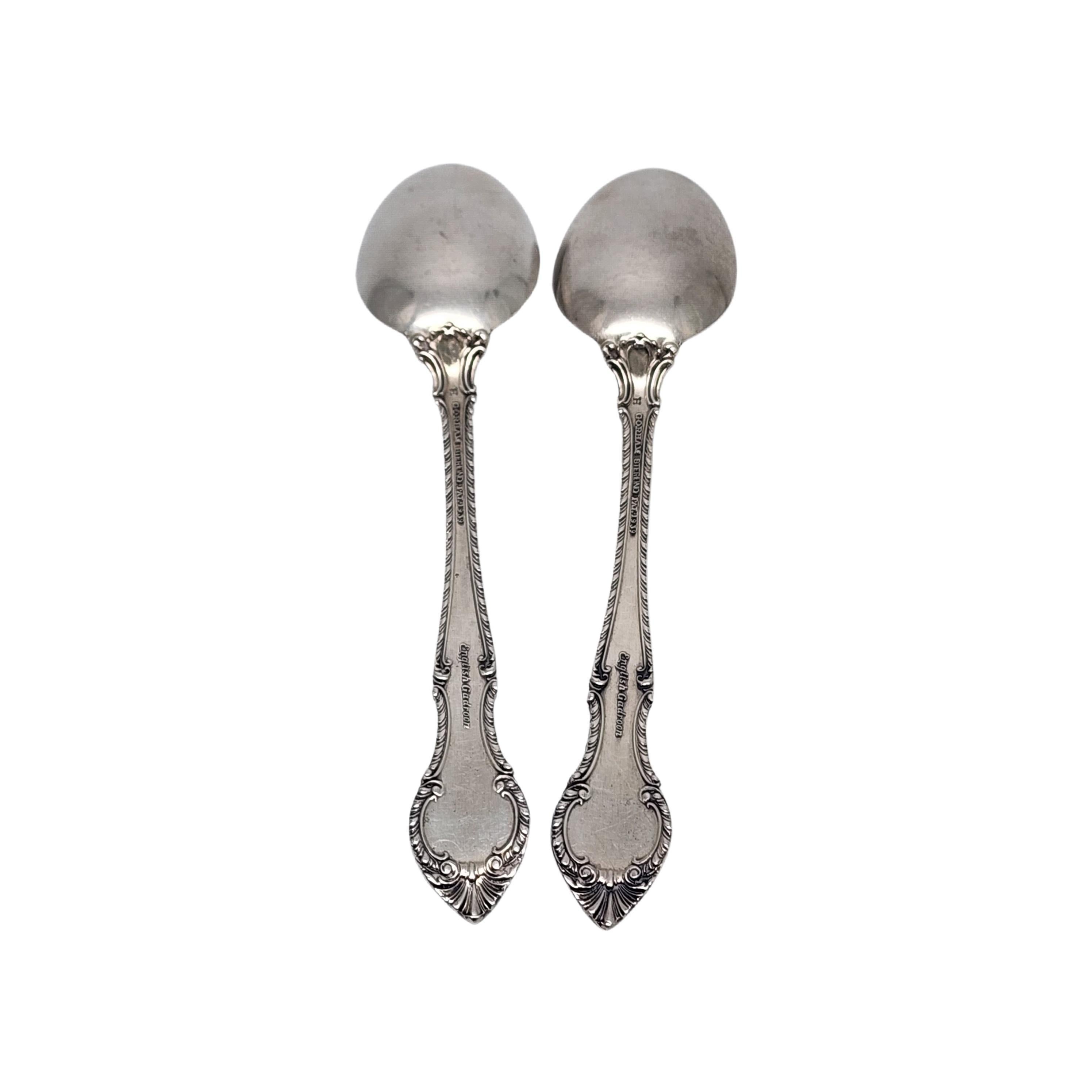 Juego de 2 cucharillas de plata de ley en el patrón inglés Gadroon de Gorham, con monograma.

El monograma parece ser S.

El modelo Gadroon inglés fue diseñado por F. Russell Woodward y Axel H. Staf y se fabricó entre 1939 y 1991.

Mide