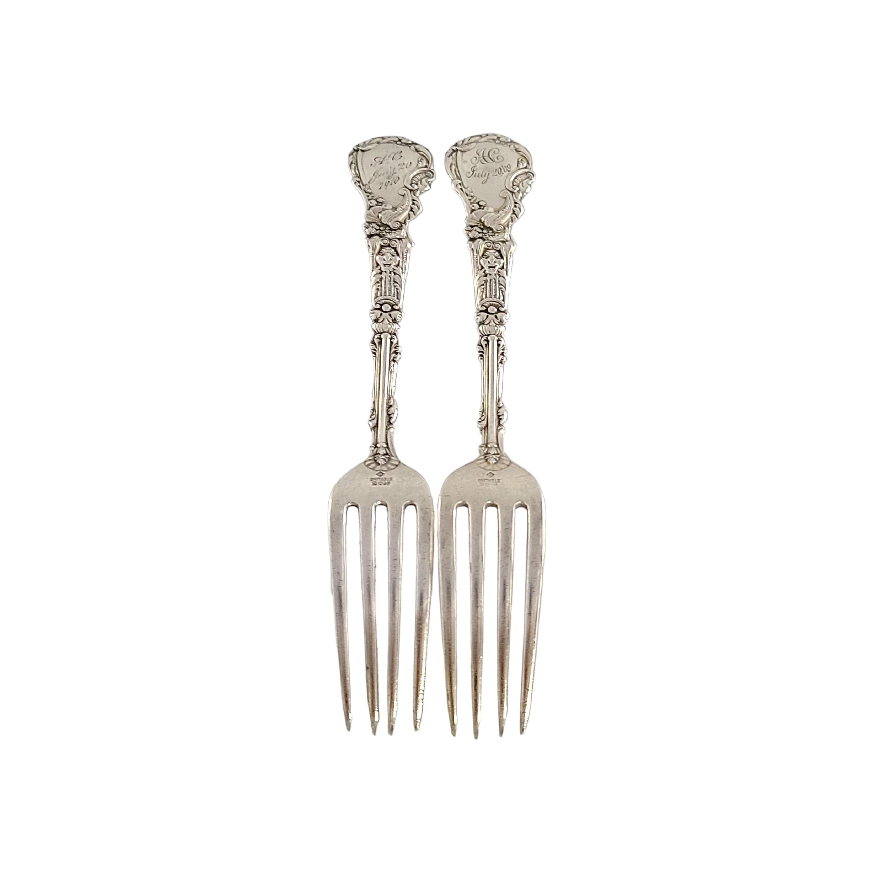 Set di 2 forchette da pranzo in argento sterling antico di Gorham nel modello Versailles.

Incisione sul retro di ogni maniglia. Su una forchetta è inciso 