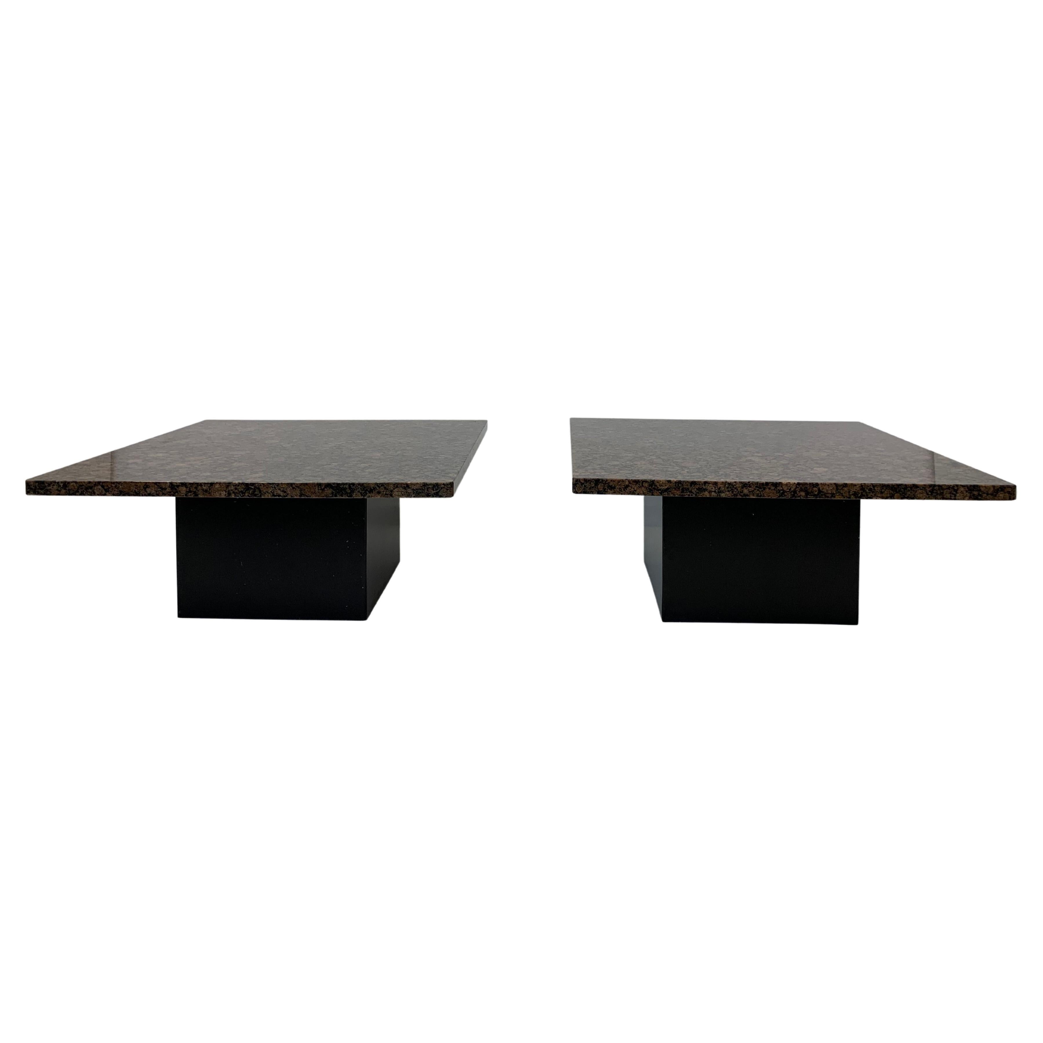 Ensemble de 2 tables basses / tables d'appoint en granit, années 1980 en vente