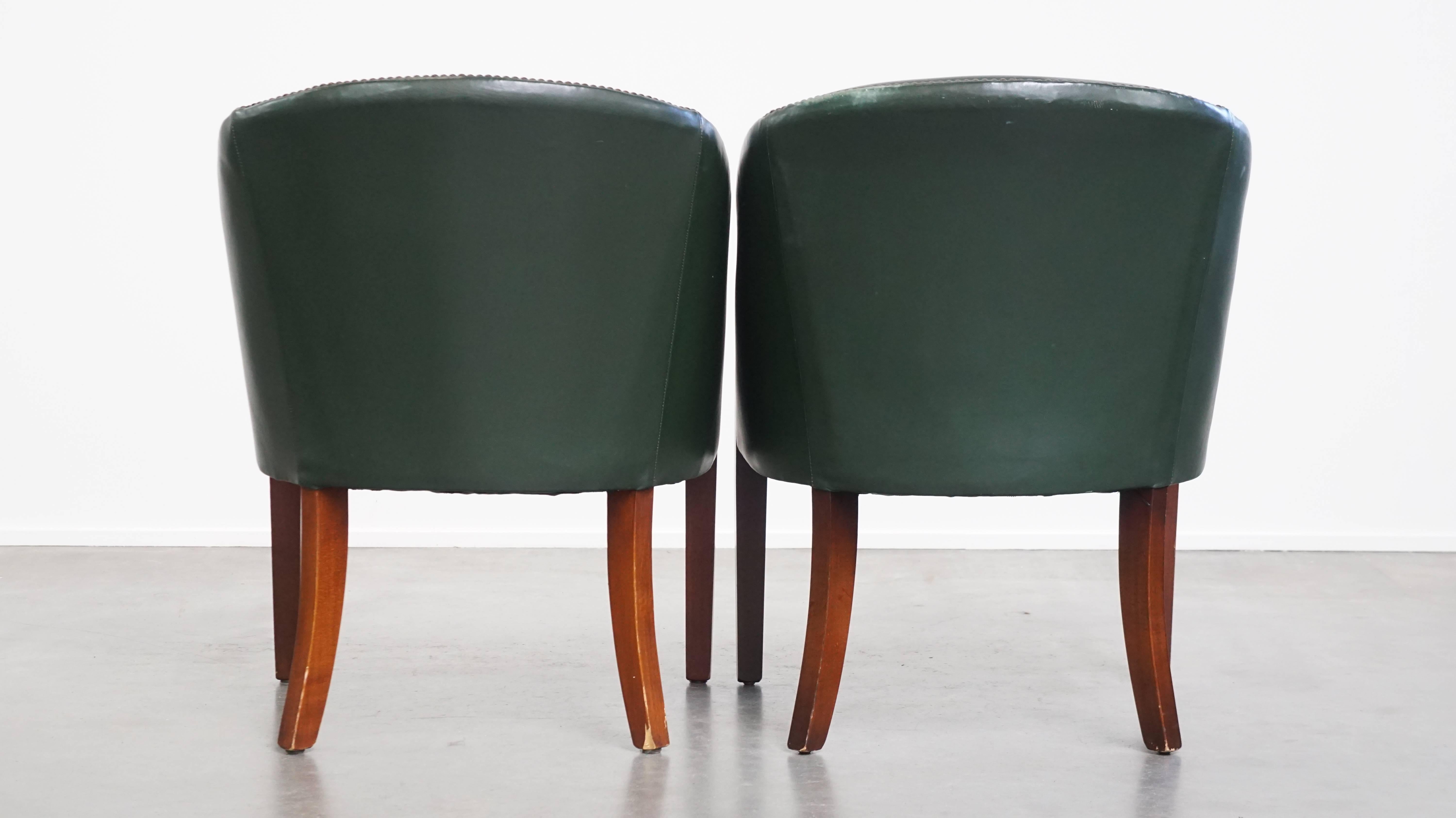 Set aus 2 Stühlen aus grünem Rindsleder und Holz für Esszimmer und Büro (Klassisch-römisch) im Angebot