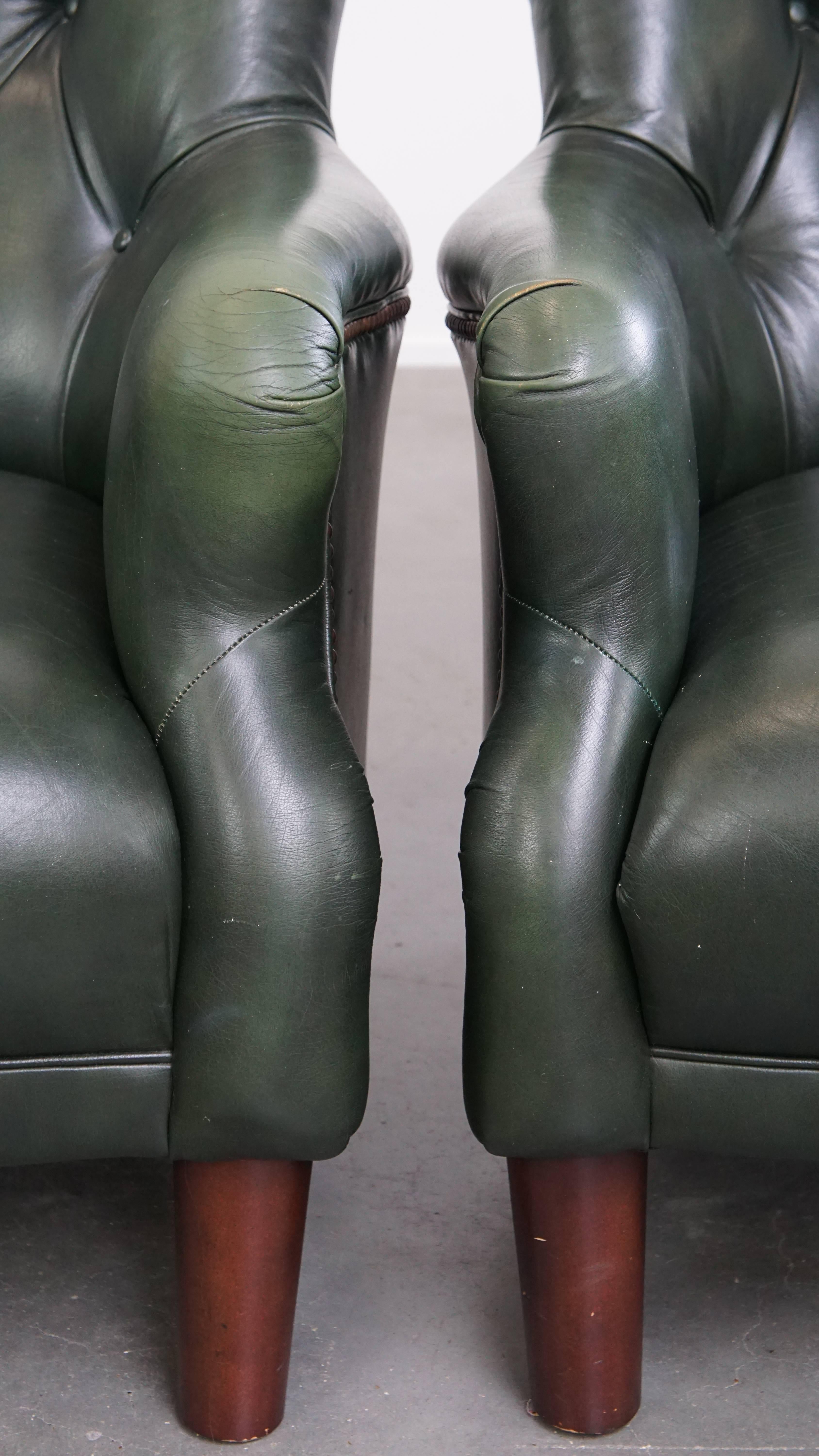 Set of 2 Green Cowhide Leather Chesterfield Armchairs in English Style For Sale 5