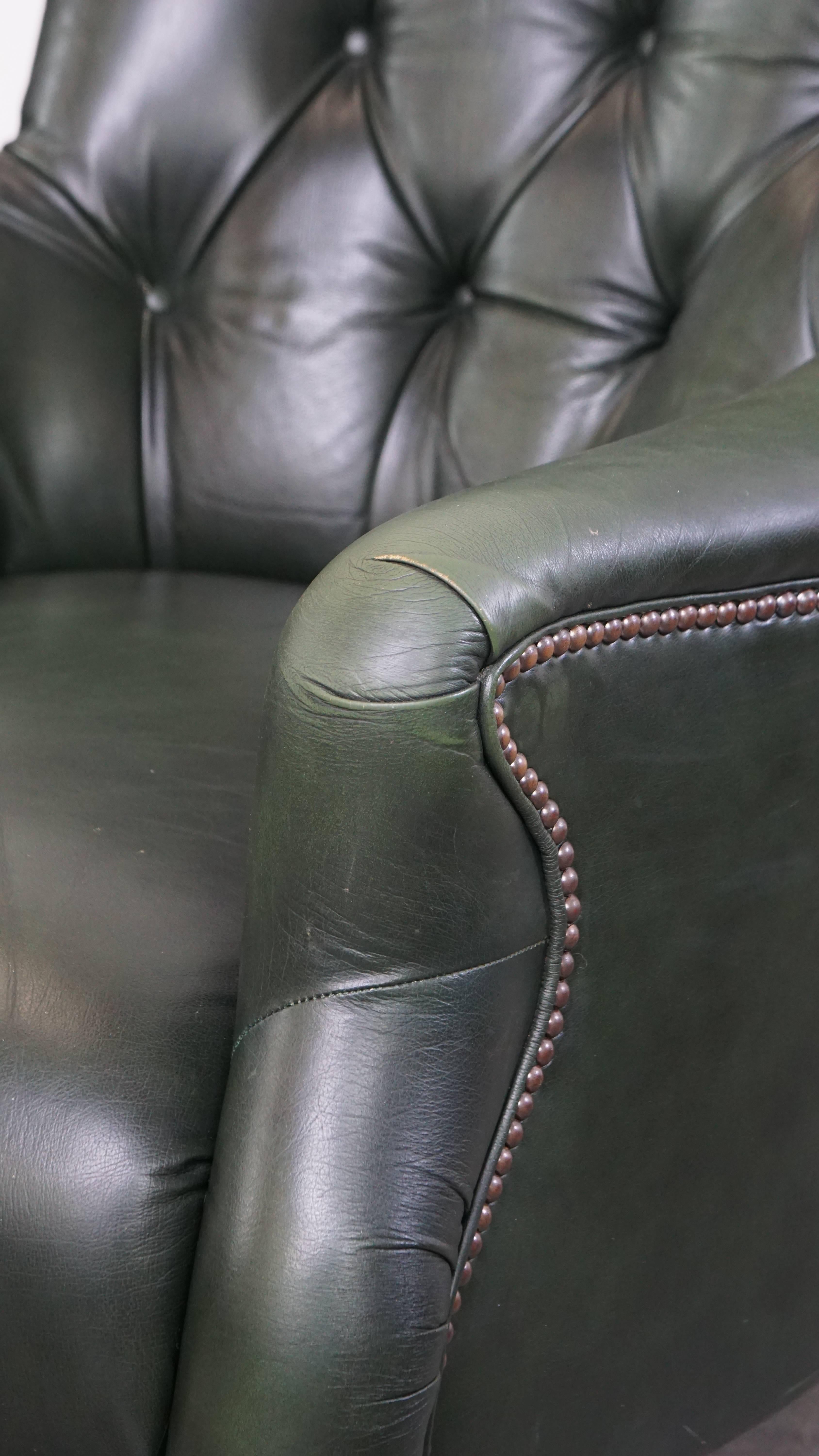 Set of 2 Green Cowhide Leather Chesterfield Armchairs in English Style For Sale 6