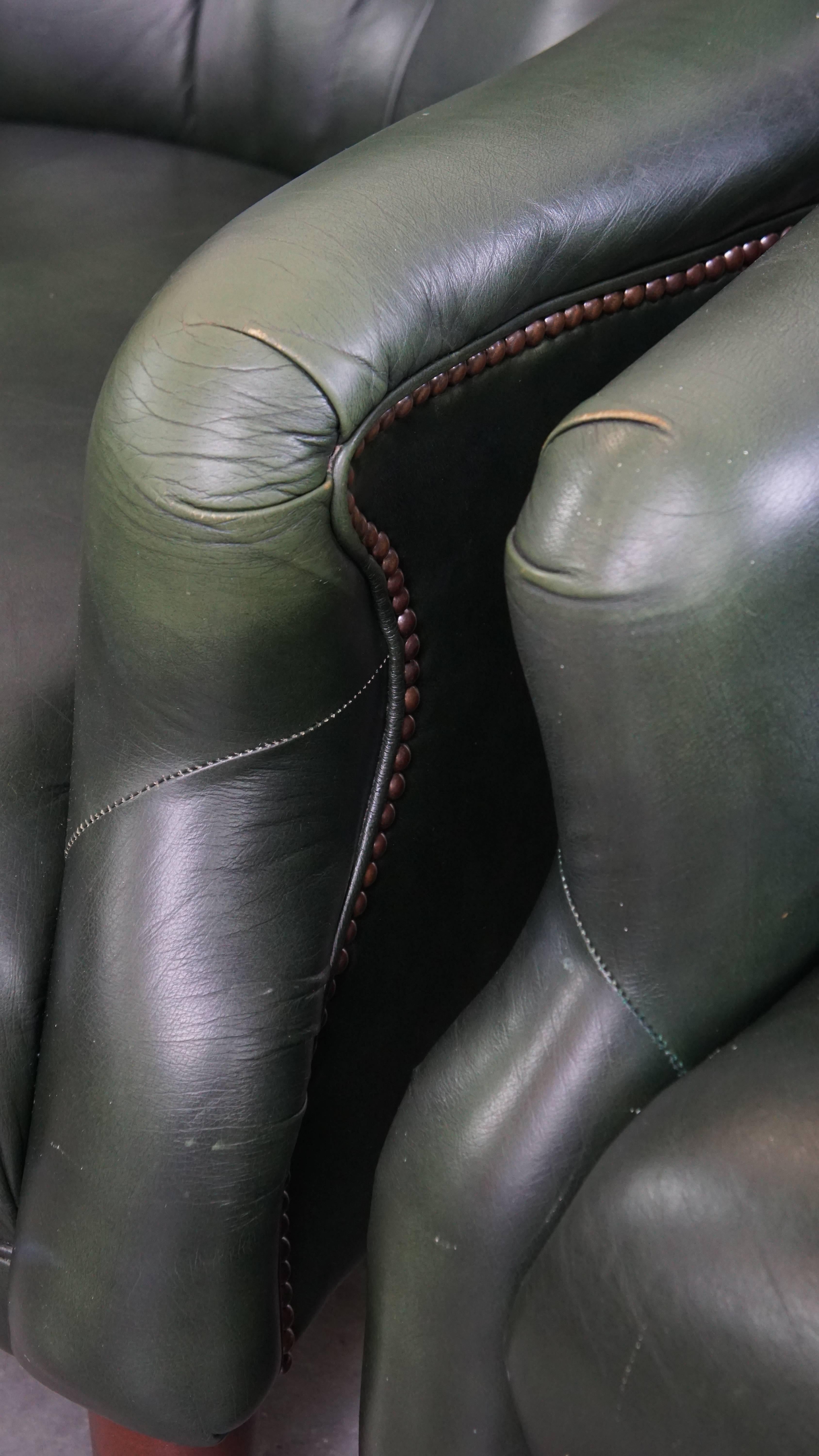 Set of 2 Green Cowhide Leather Chesterfield Armchairs in English Style For Sale 7