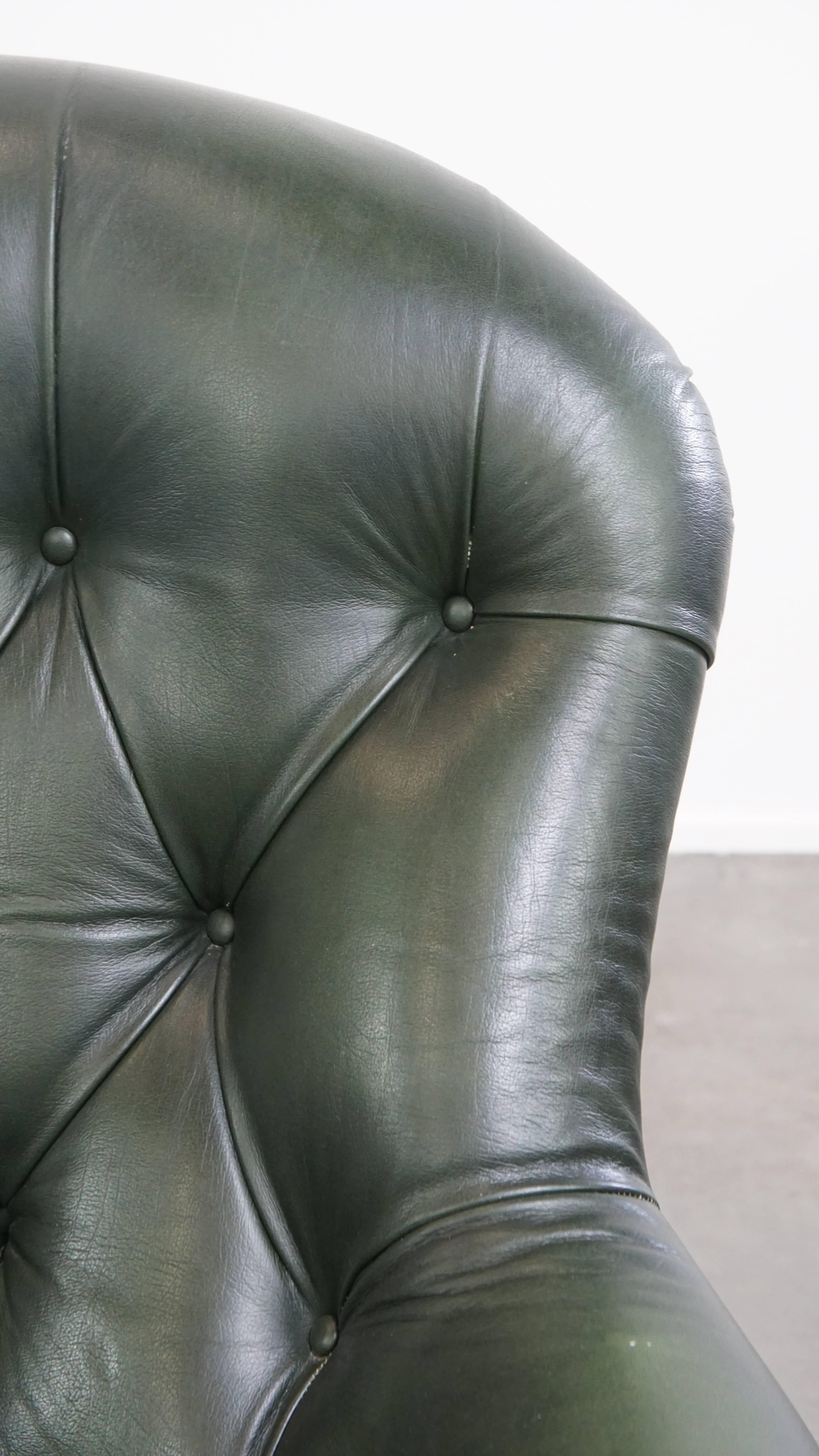 Set of 2 Green Cowhide Leather Chesterfield Armchairs in English Style For Sale 9