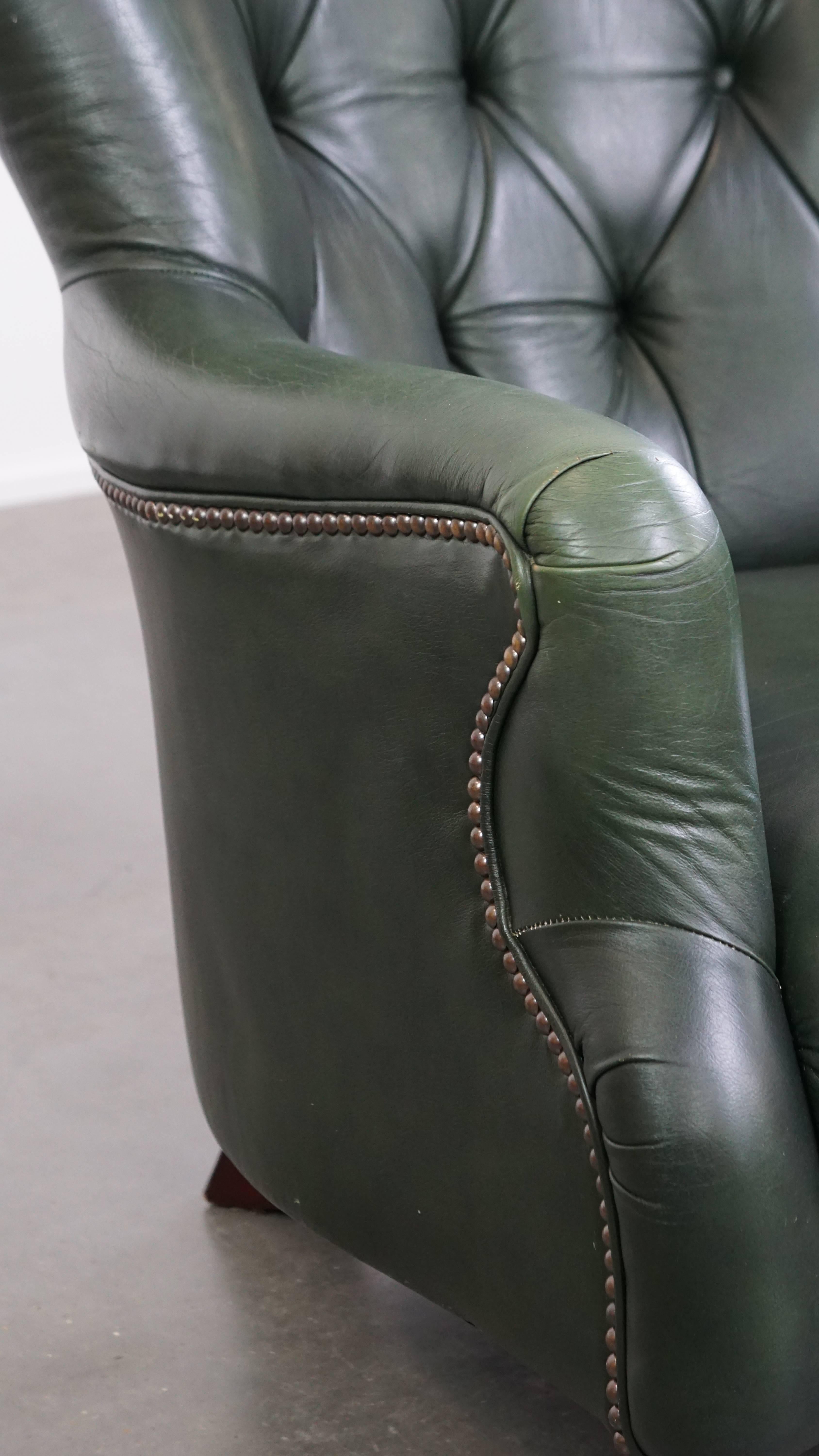 Set of 2 Green Cowhide Leather Chesterfield Armchairs in English Style For Sale 11