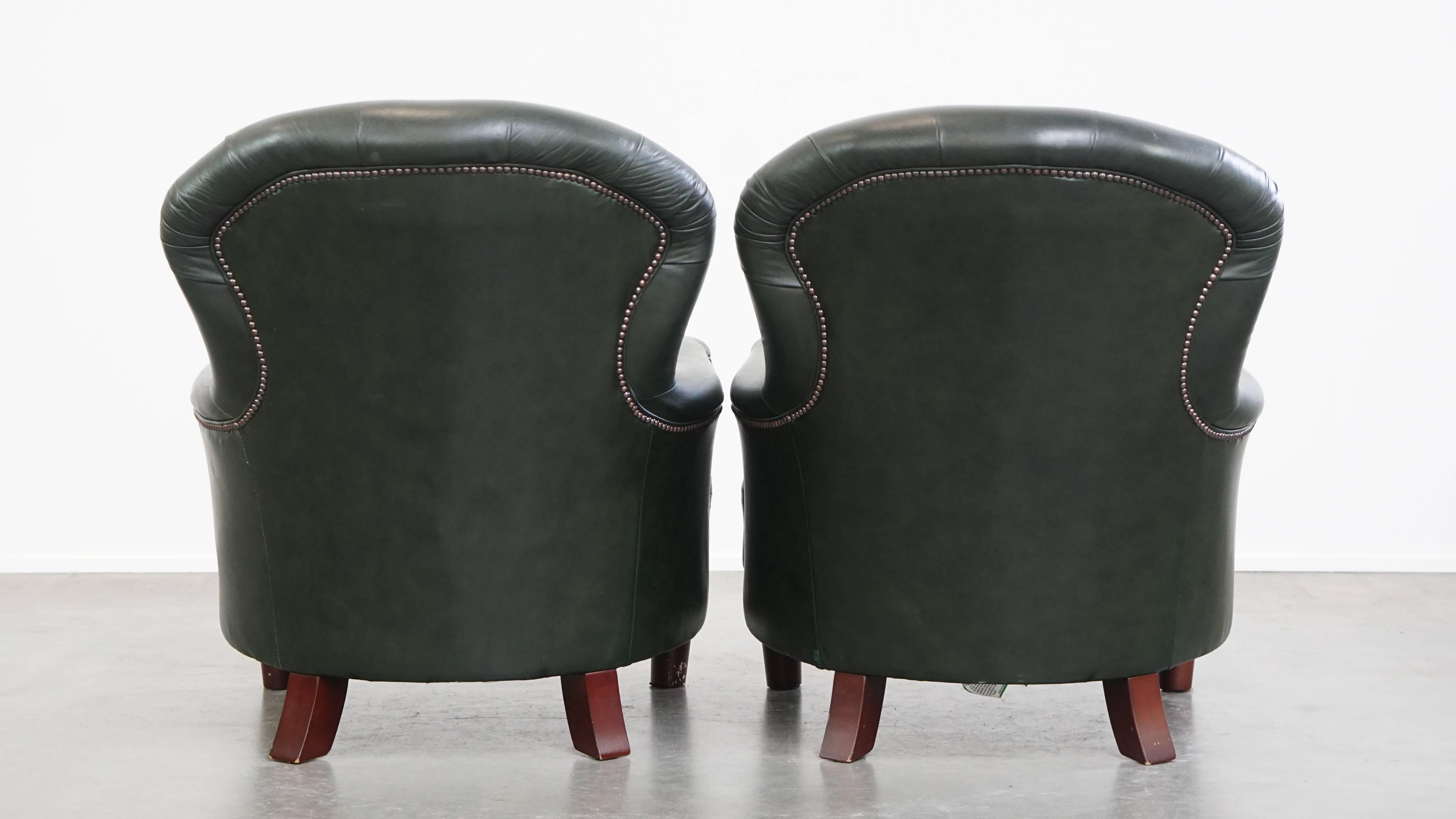 Hand-Crafted Set of 2 Green Cowhide Leather Chesterfield Armchairs in English Style For Sale