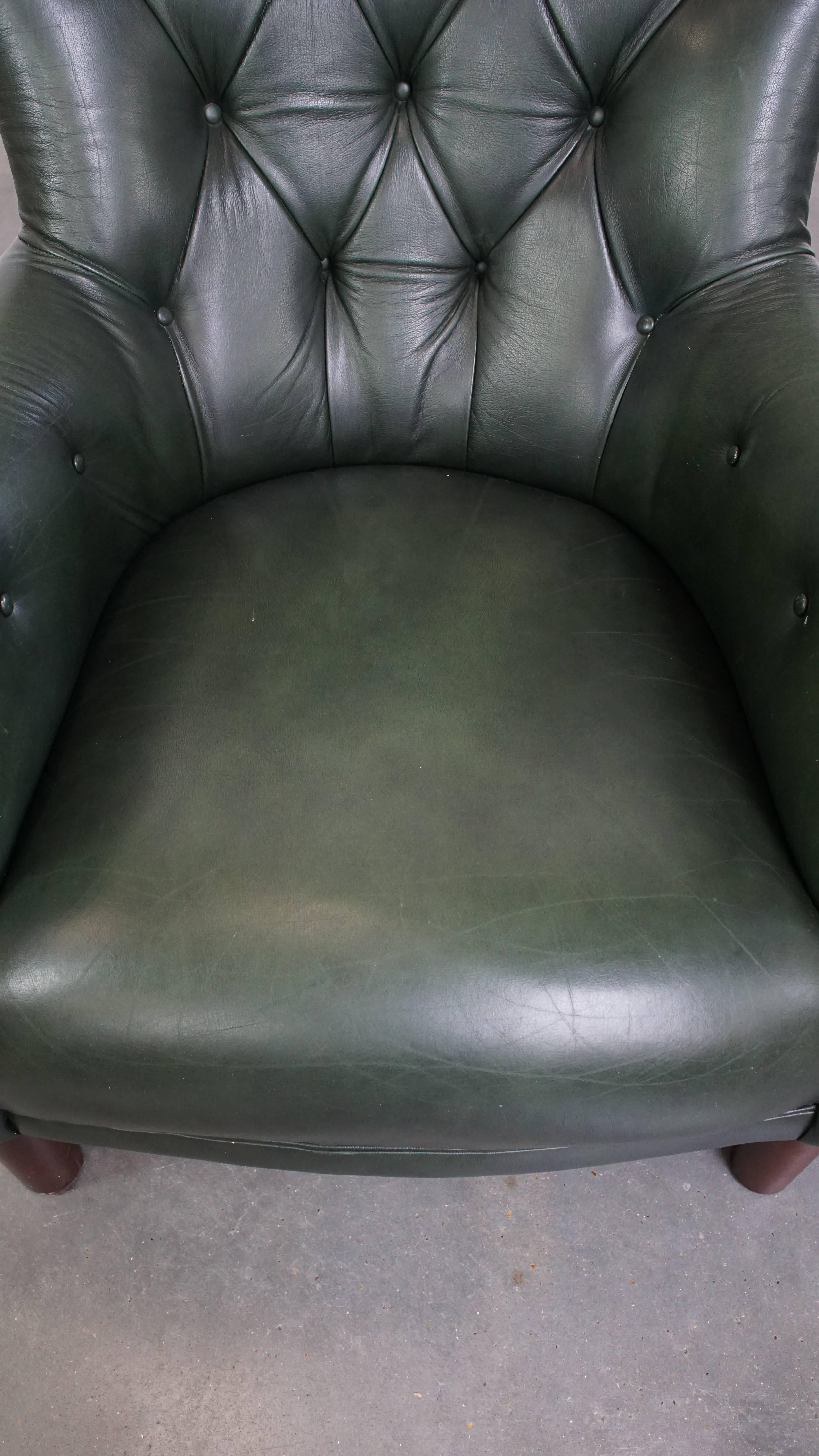20th Century Set of 2 Green Cowhide Leather Chesterfield Armchairs in English Style For Sale