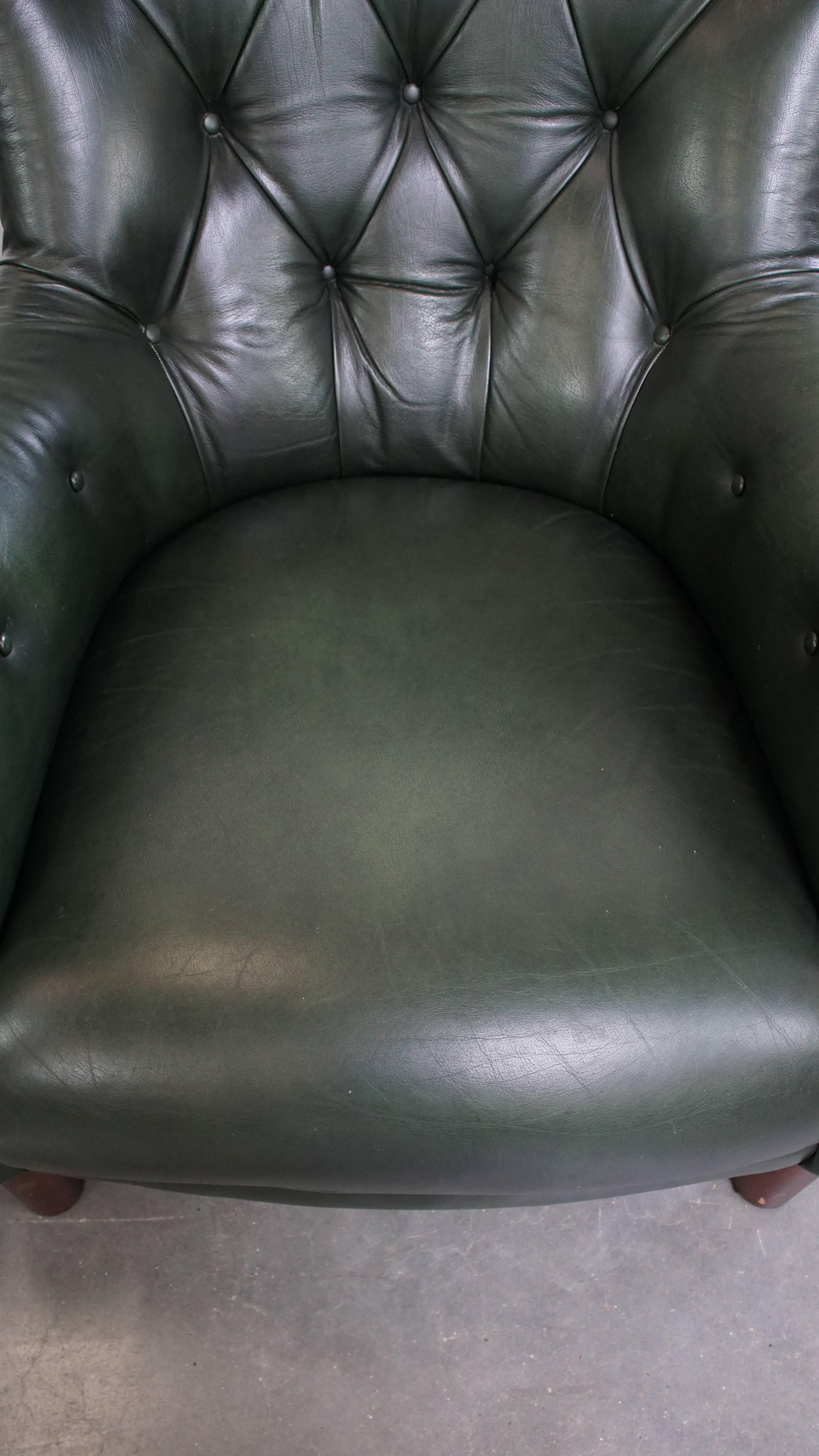Set of 2 Green Cowhide Leather Chesterfield Armchairs in English Style For Sale 1