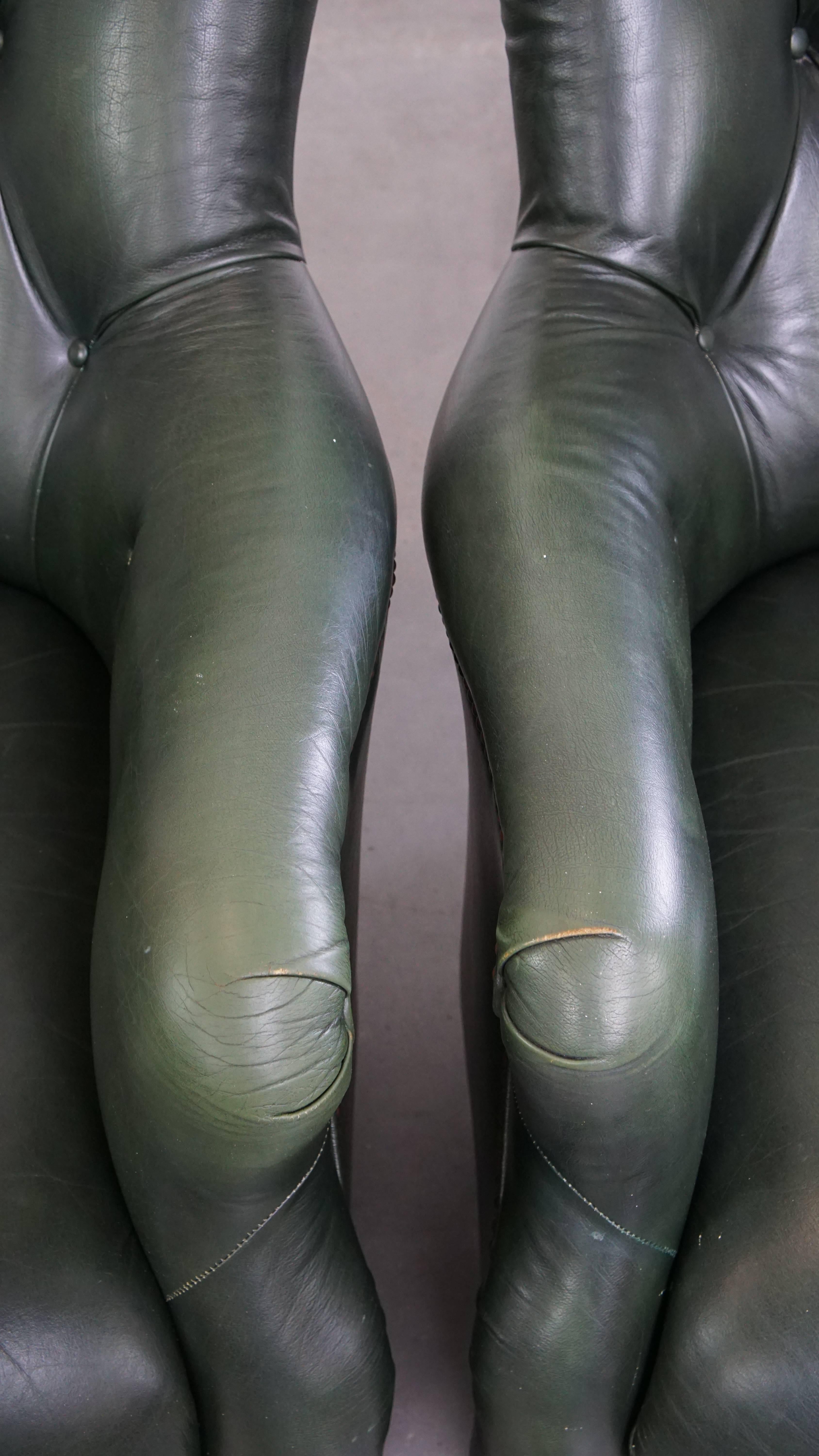 Set of 2 Green Cowhide Leather Chesterfield Armchairs in English Style For Sale 3